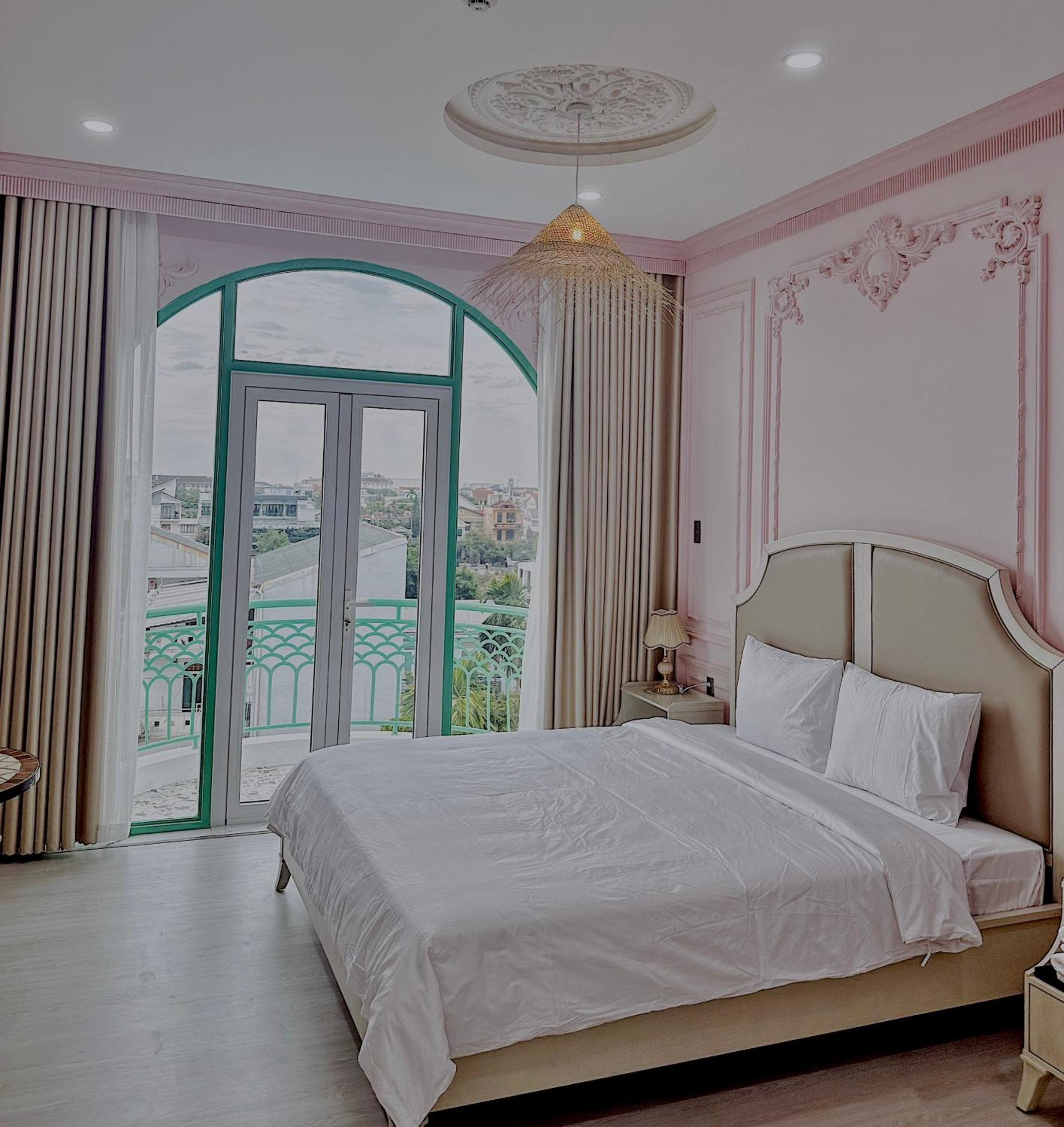 Deluxe Double Room with Balcony - Photo 8