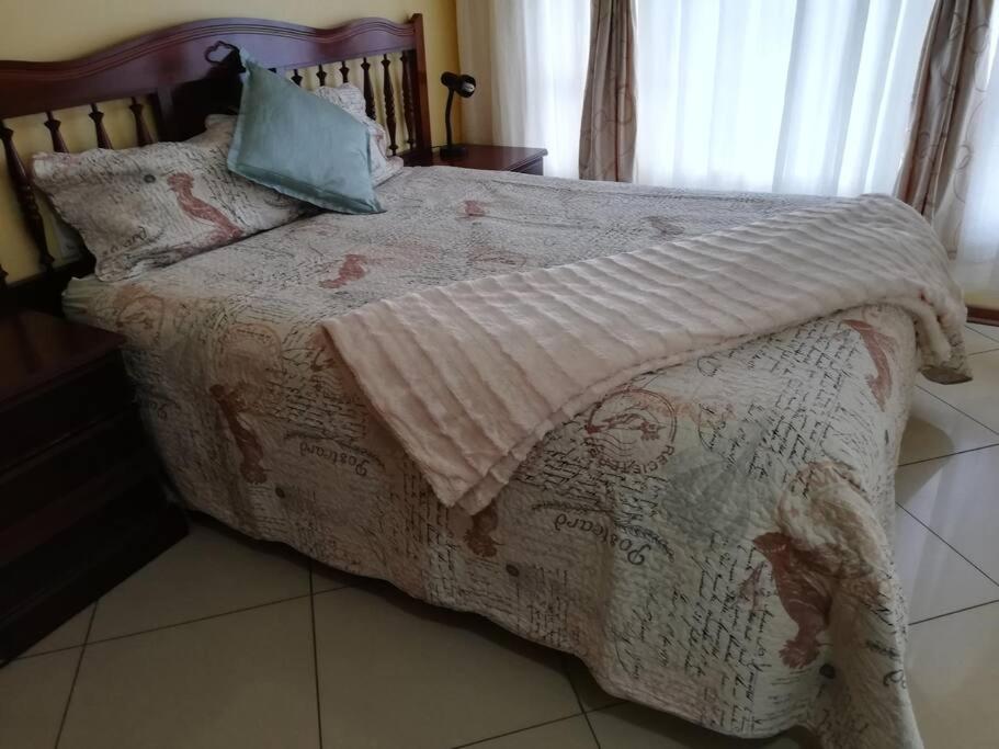 Five-Bedroom House photo 2
