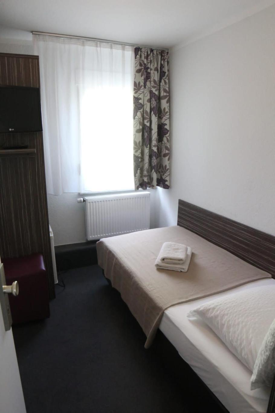 Single Room with Private Bathroom photo 2
