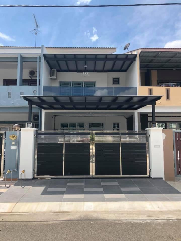 Five-Bedroom House photo 1