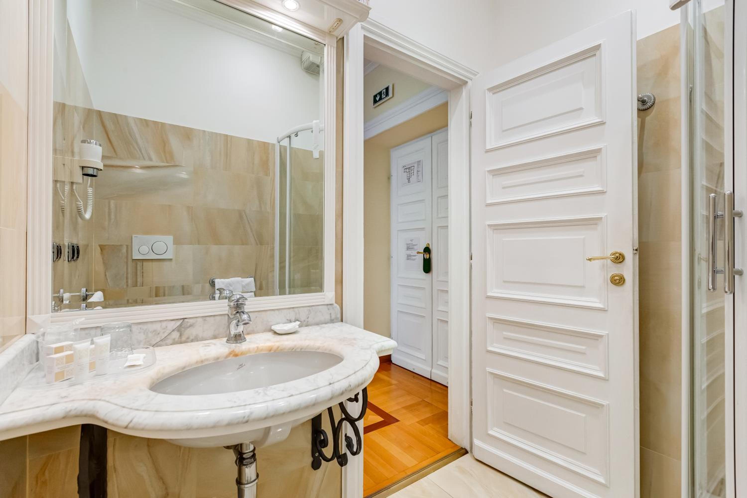 Double or Twin Room photo 2