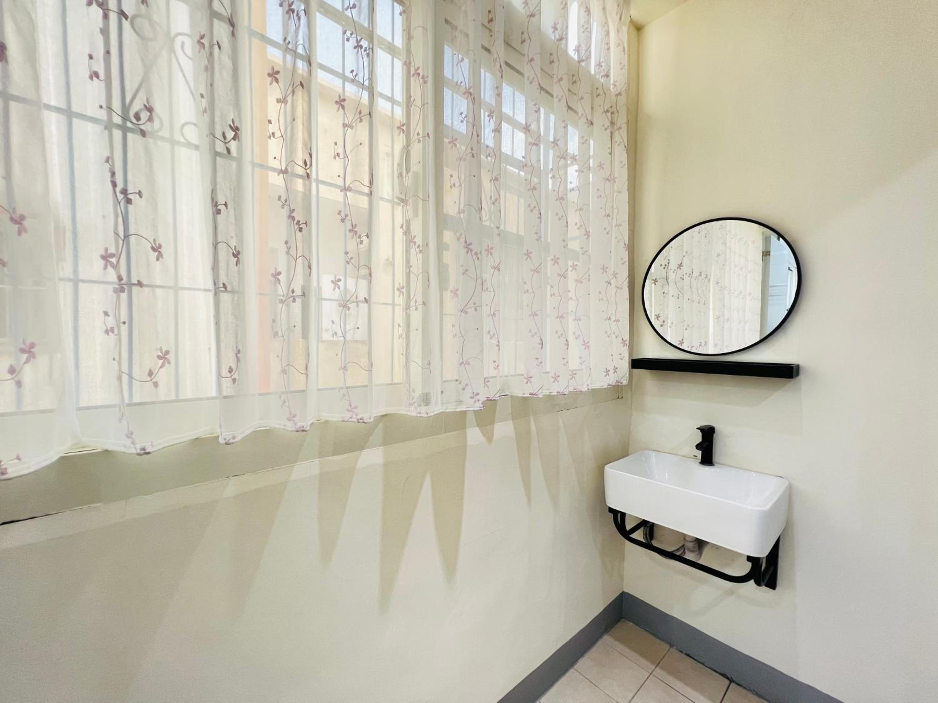 Quadruple Room with Private Bathroom photo 2