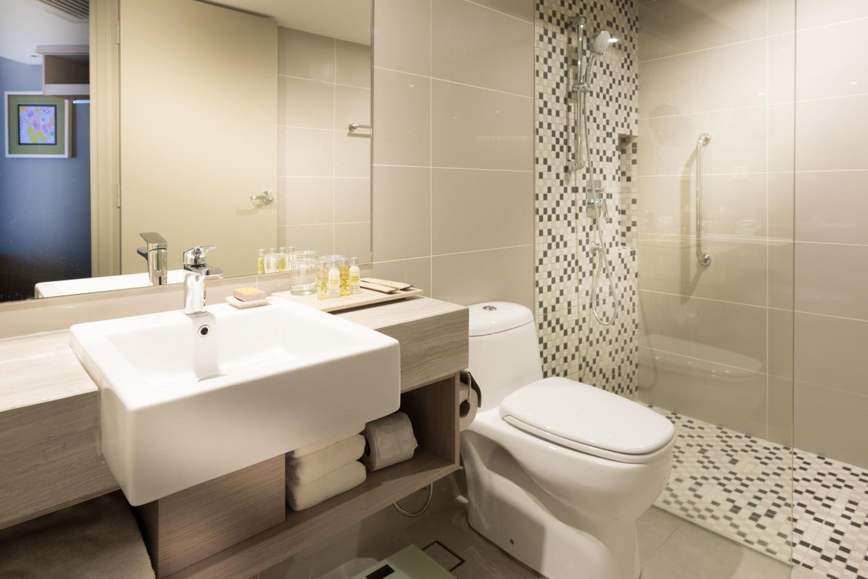 Deluxe King Room with Balcony - Photo 5