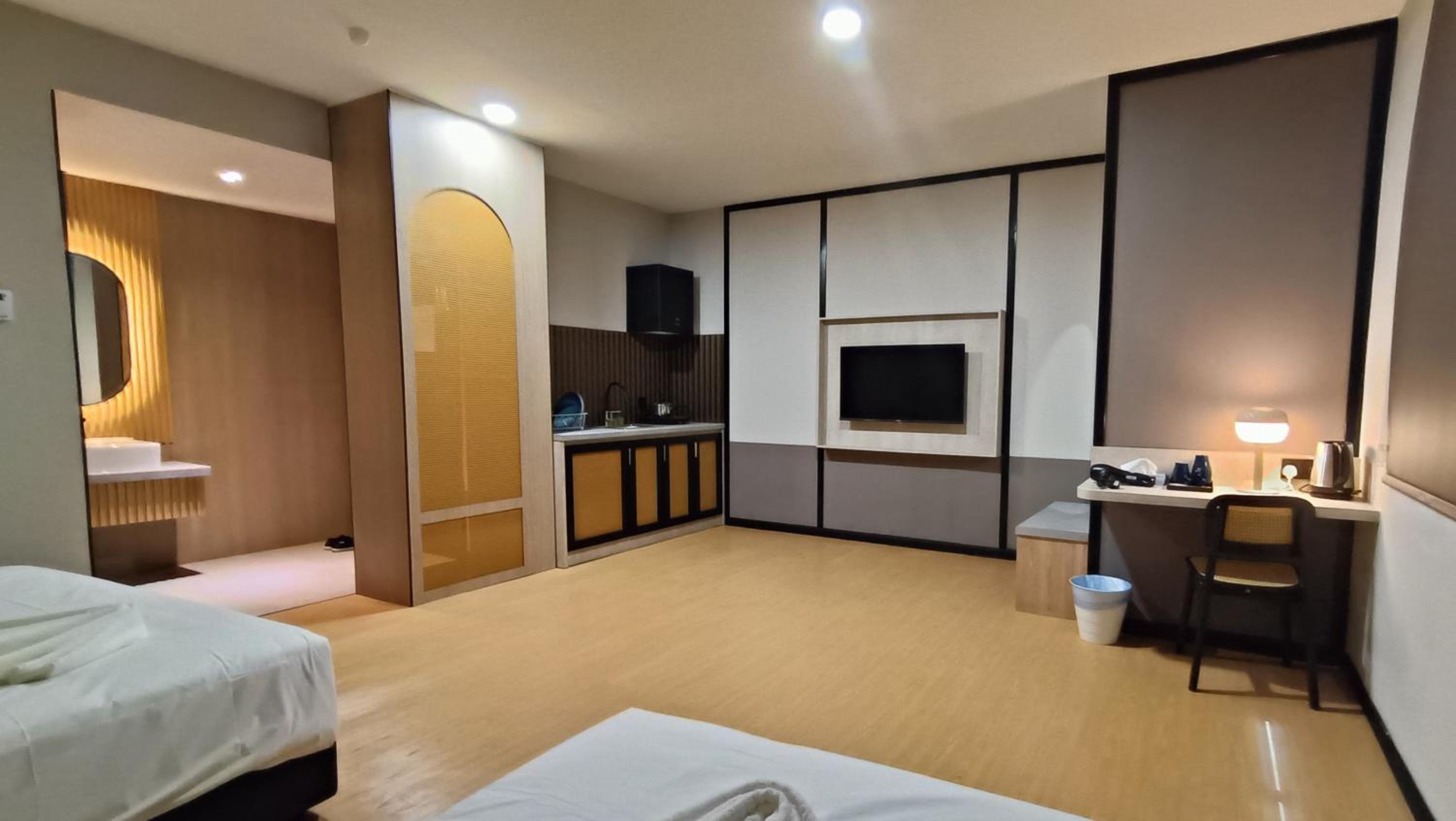 Executive Suite - Photo 25