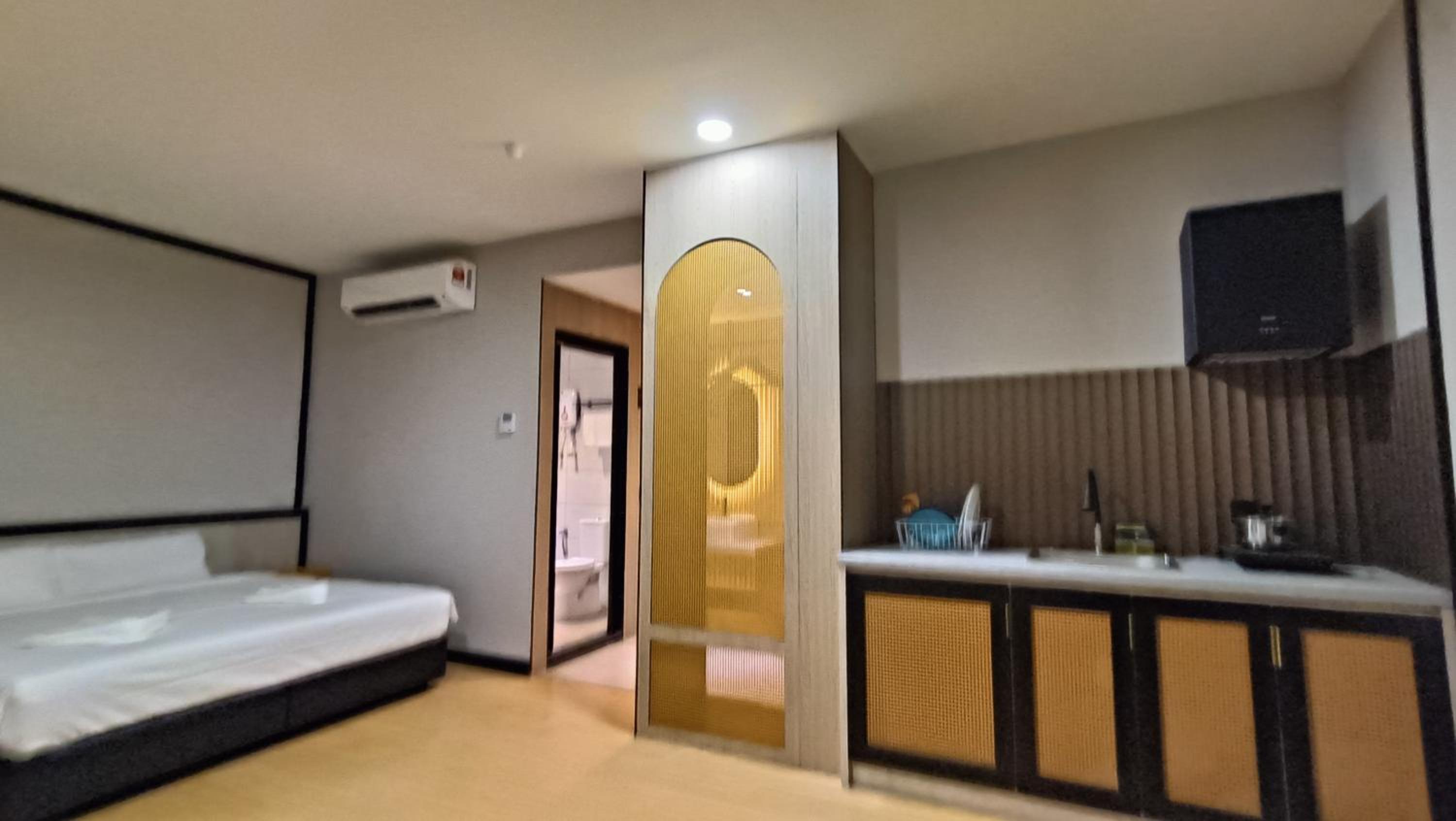 Executive Suite - Photo 28