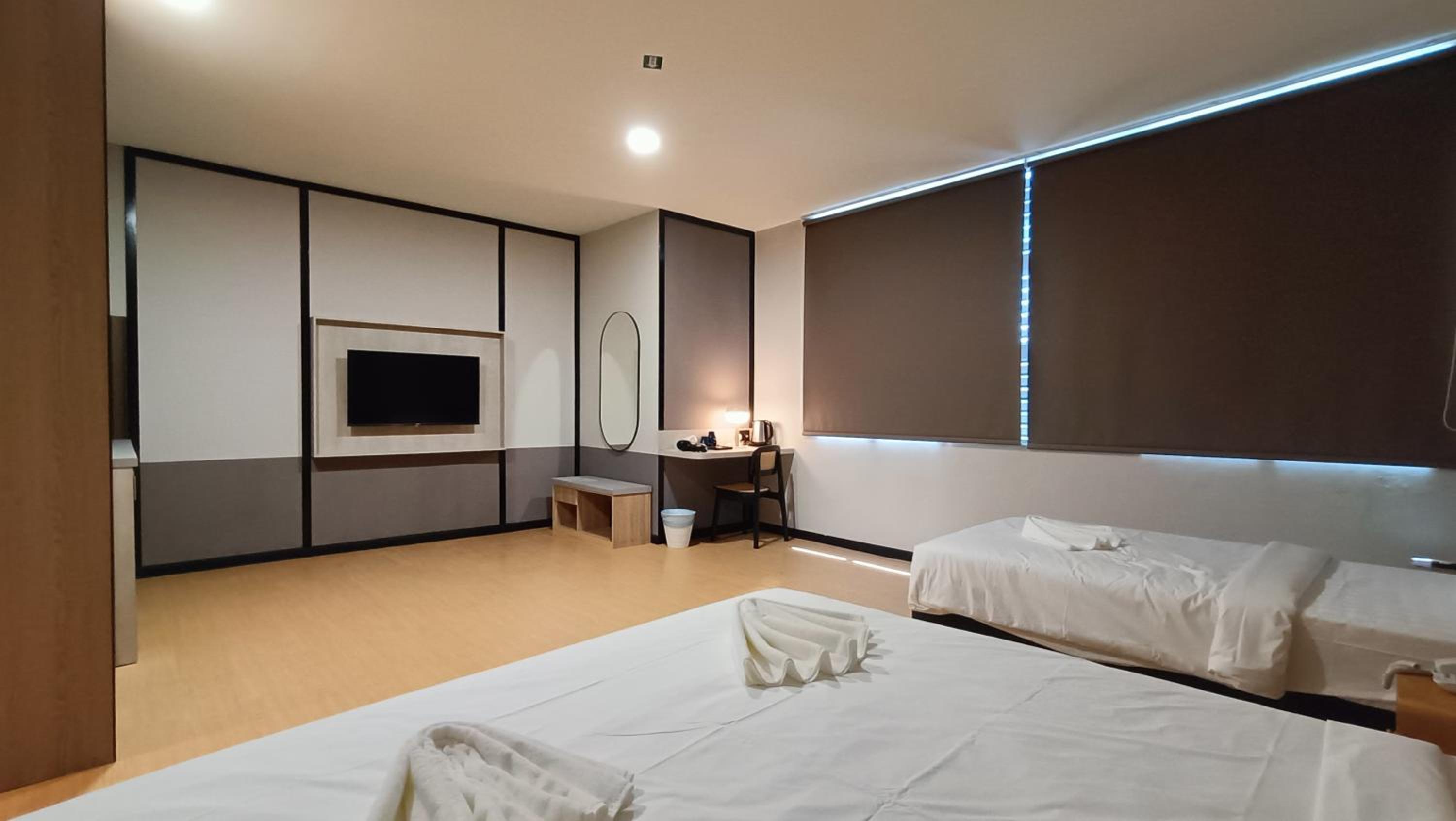 Executive Suite - Photo 19