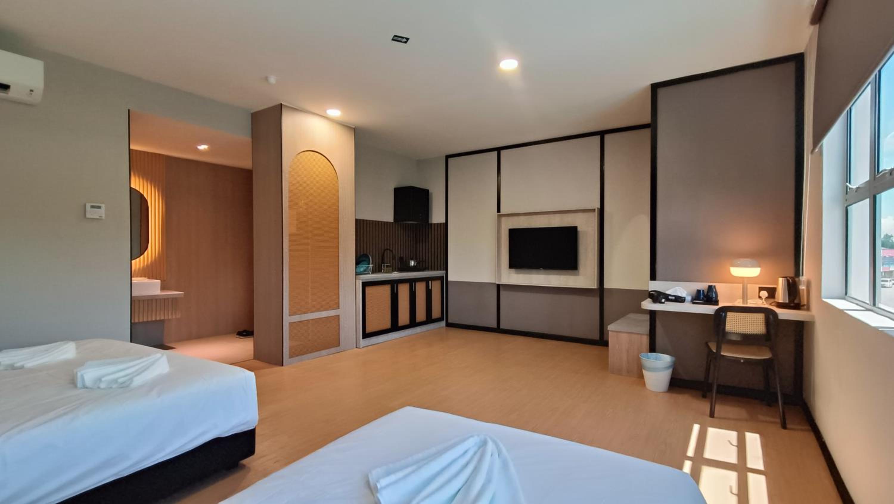 Executive Suite - Photo 18