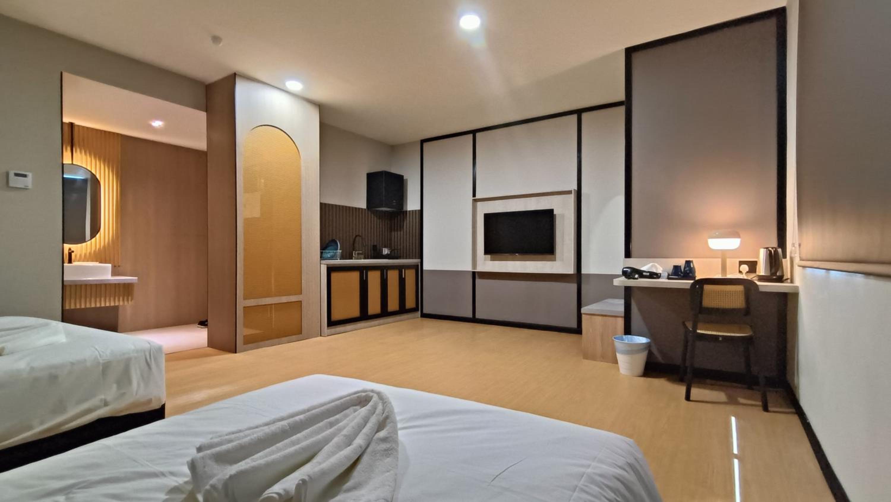 Executive Suite - Photo 16