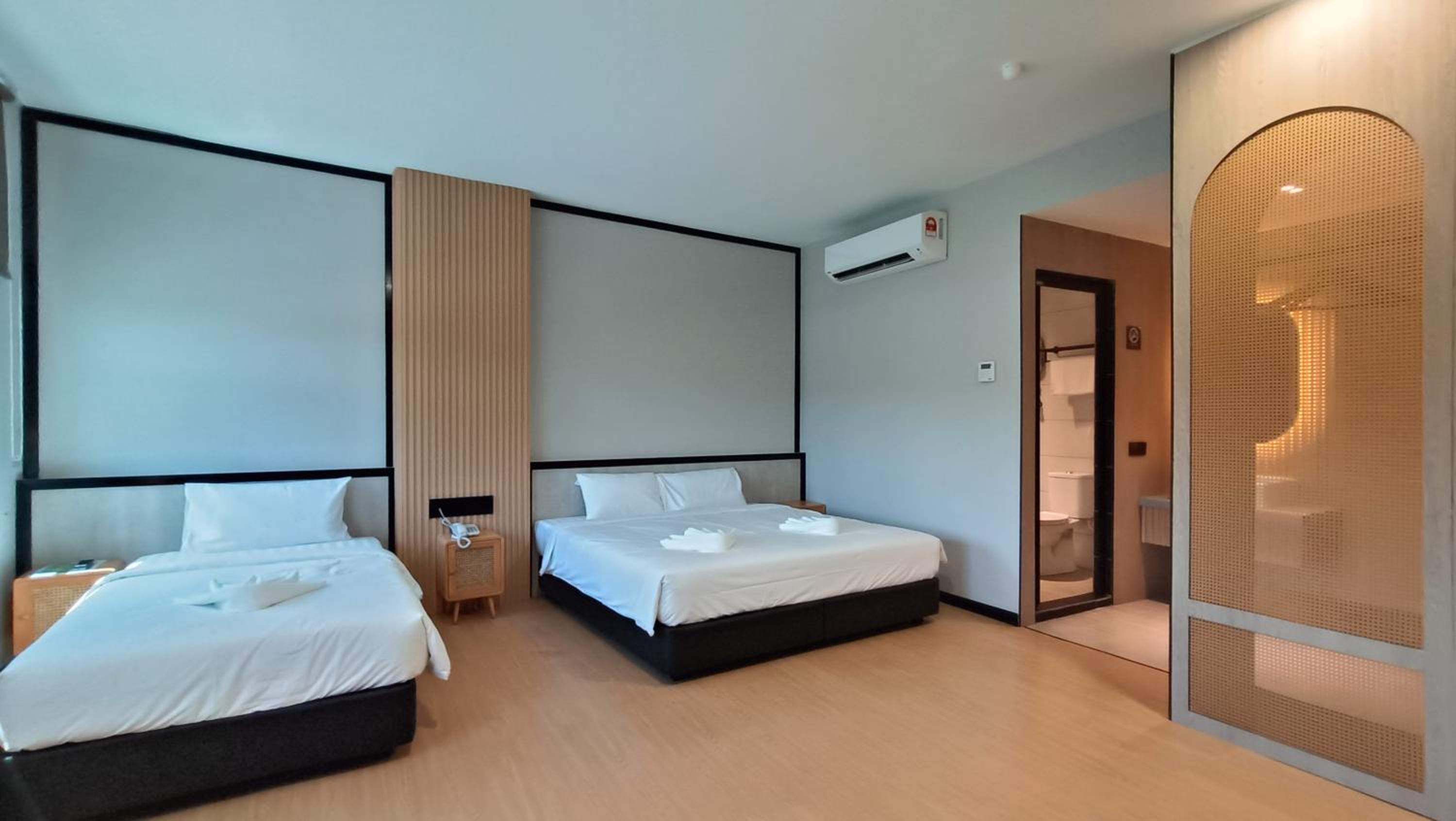 Executive Suite - Photo 14