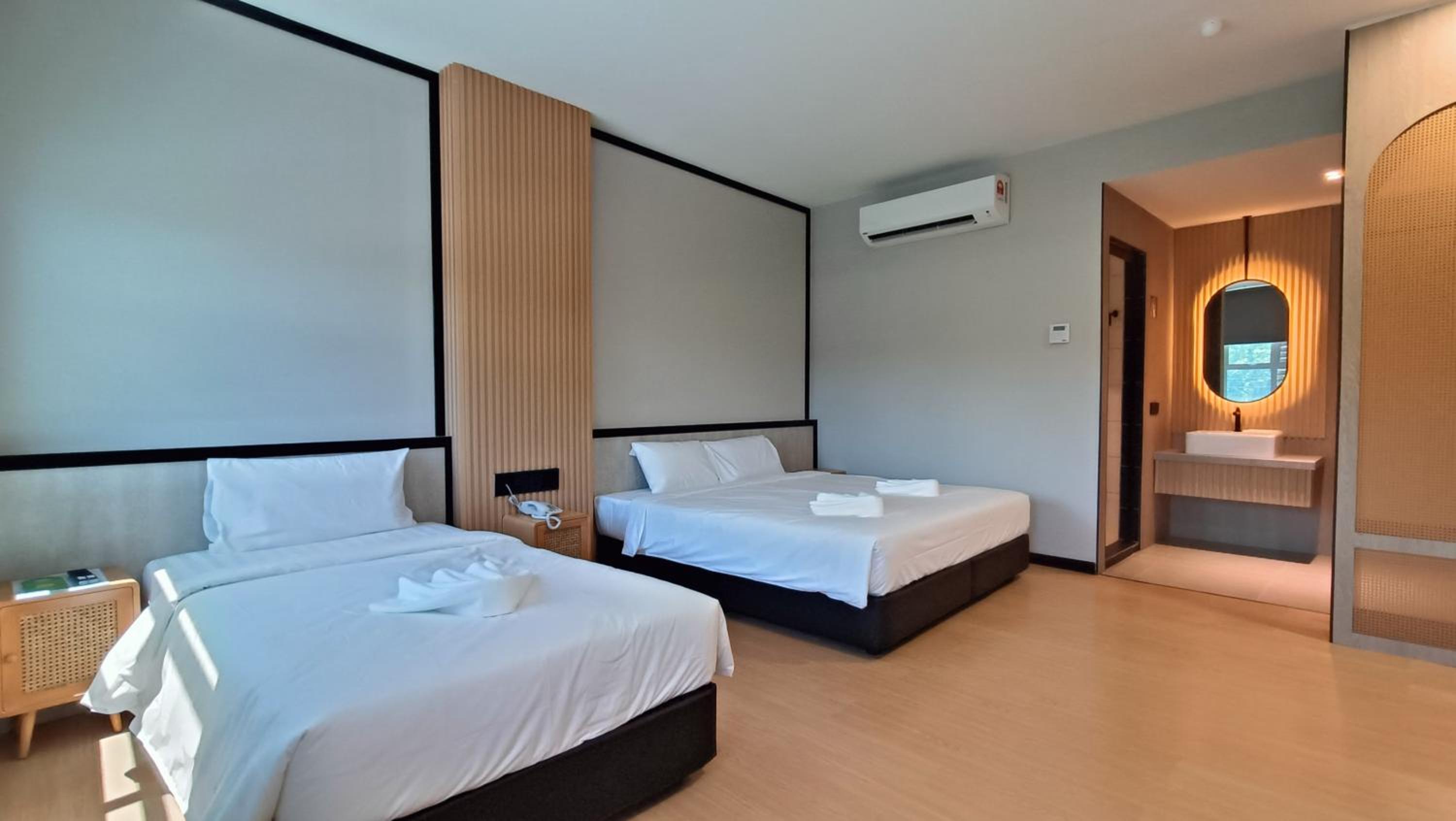 Executive Suite - Photo 13