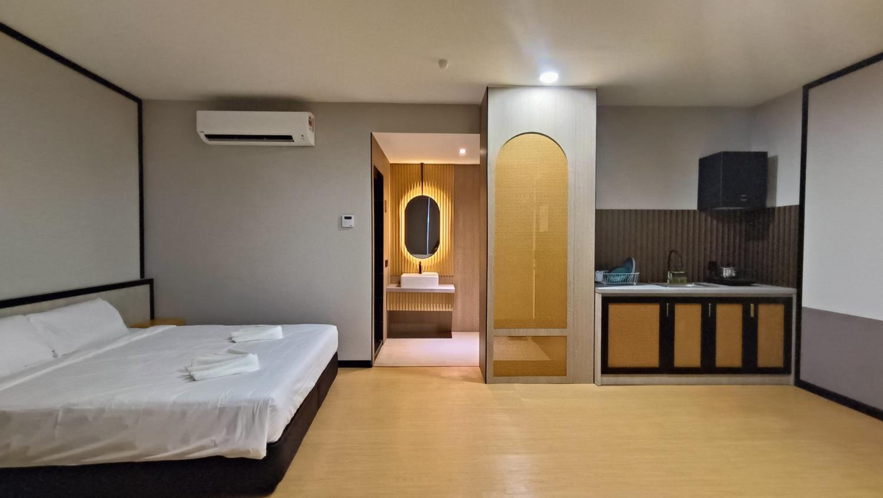 Executive Suite - Photo 12