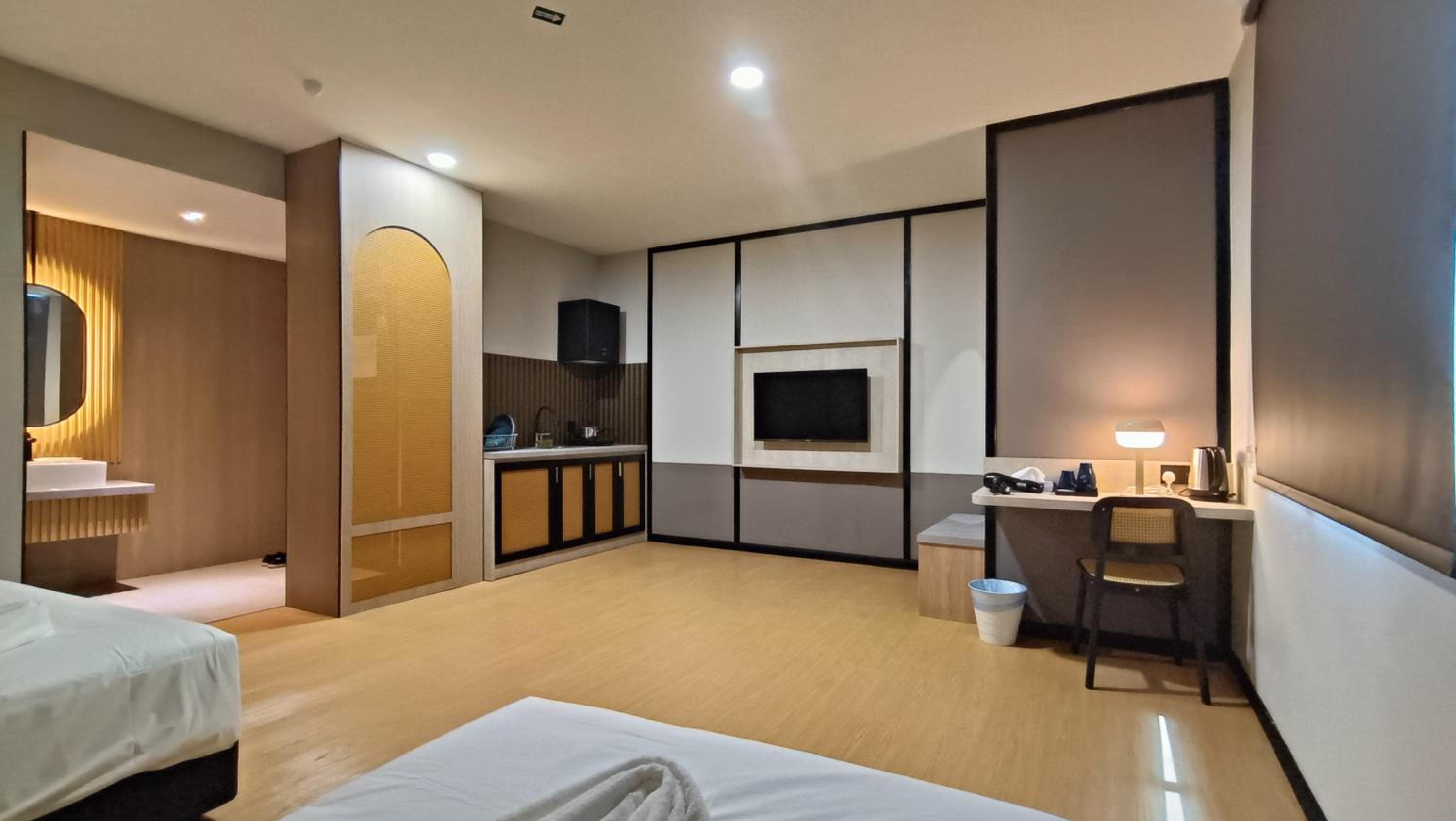 Executive Suite - Photo 11
