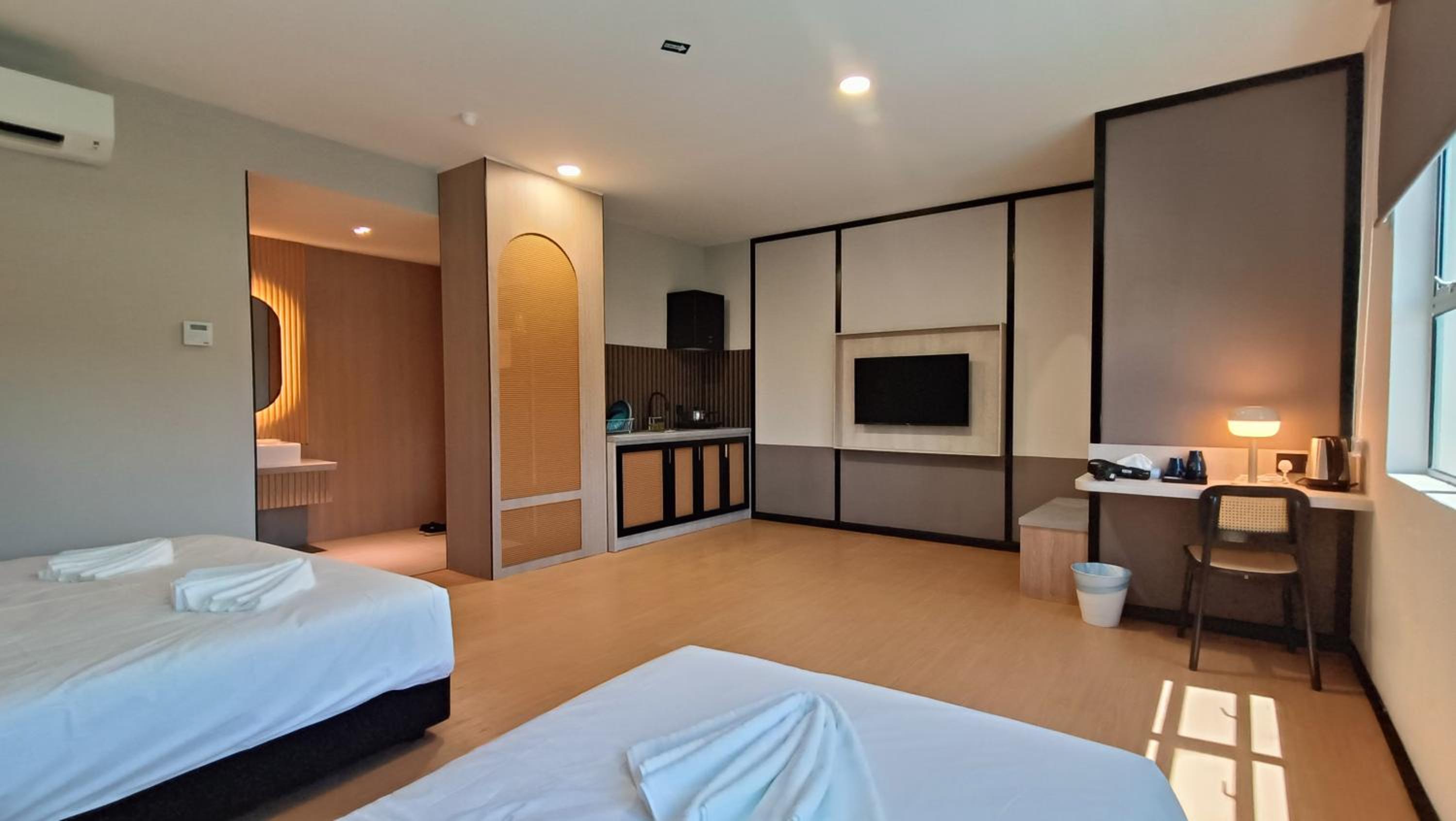 Executive Suite - Photo 8