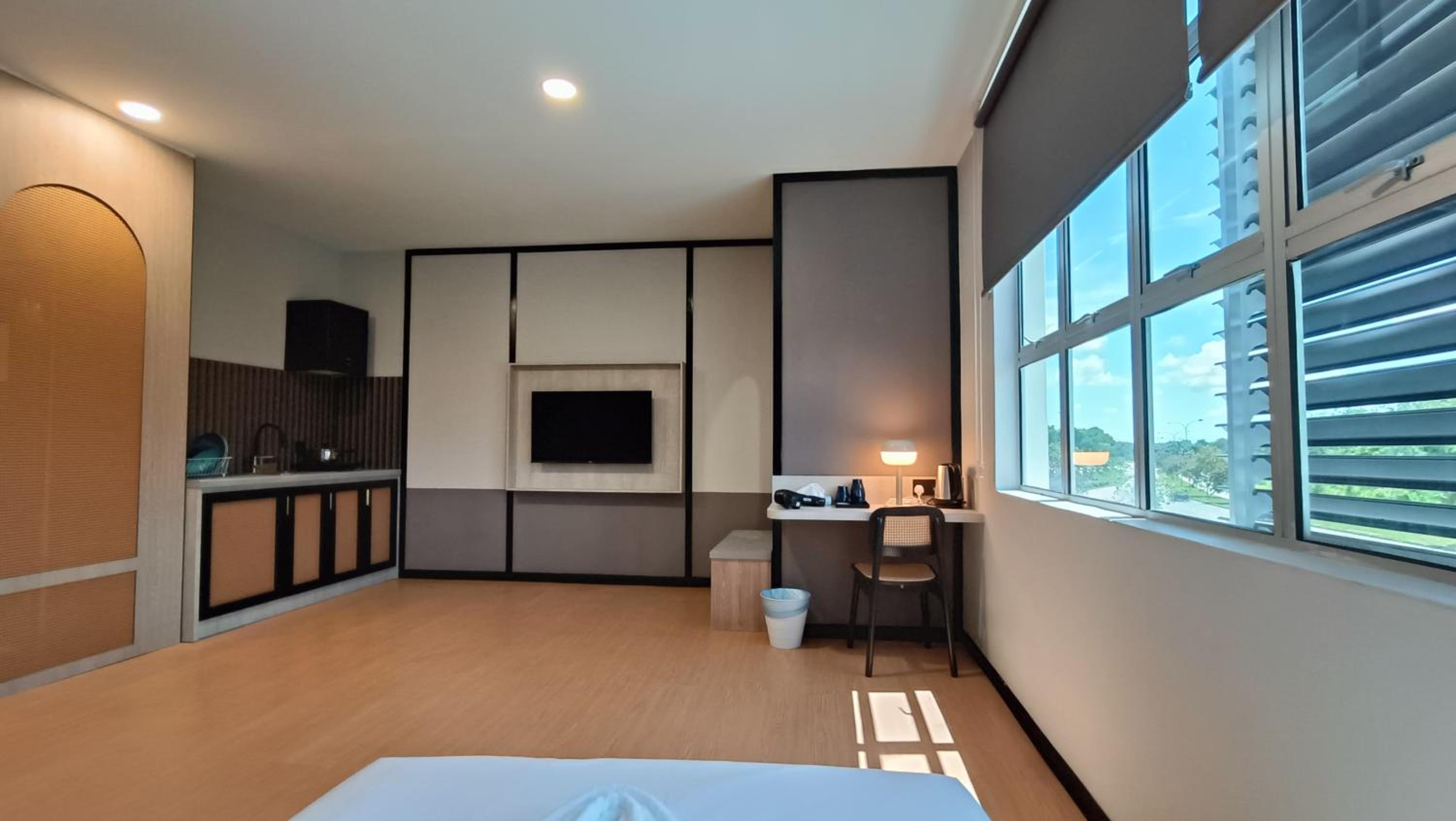 Executive Suite - Photo 7