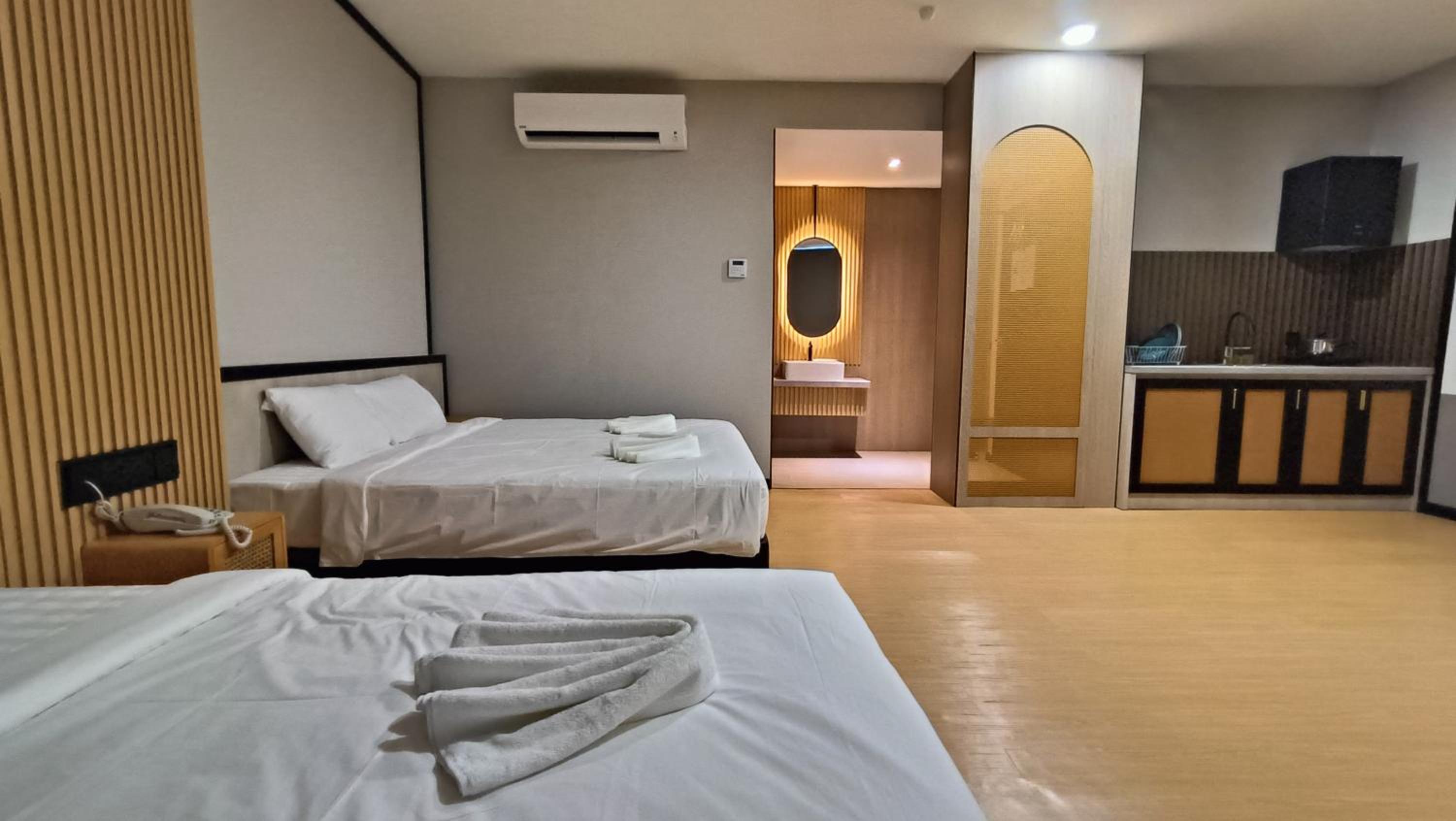 Executive Suite - Photo 5