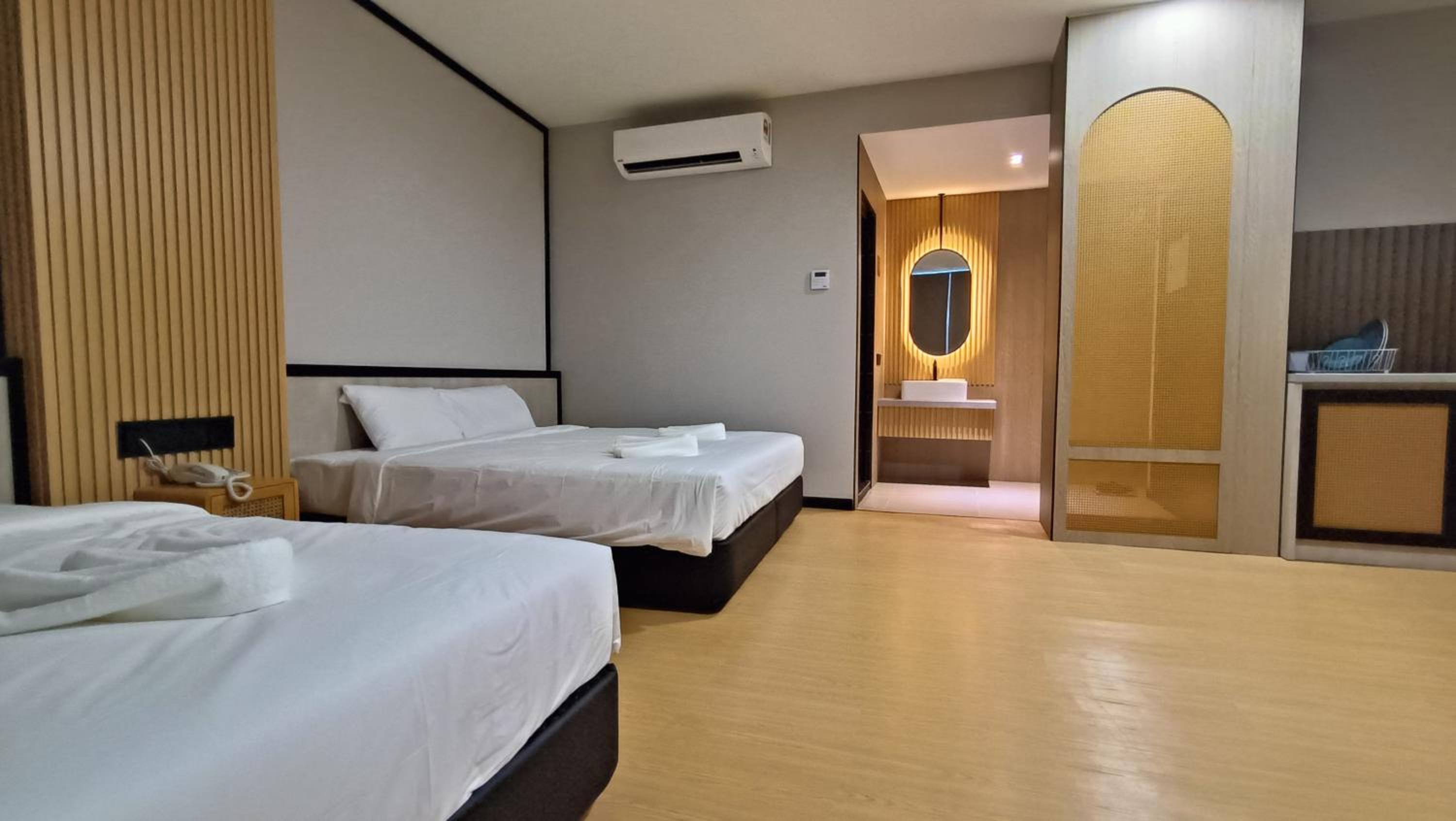 Executive Suite - Photo 4