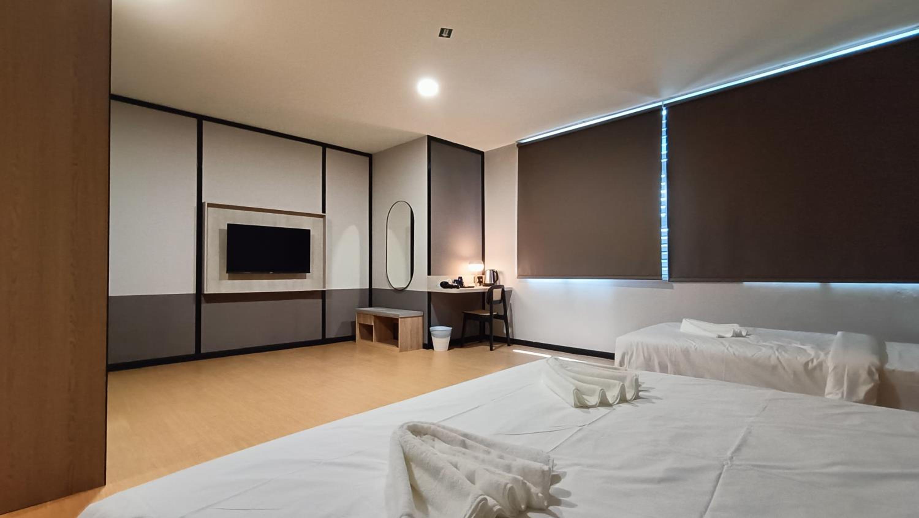 Executive Suite - Photo 6