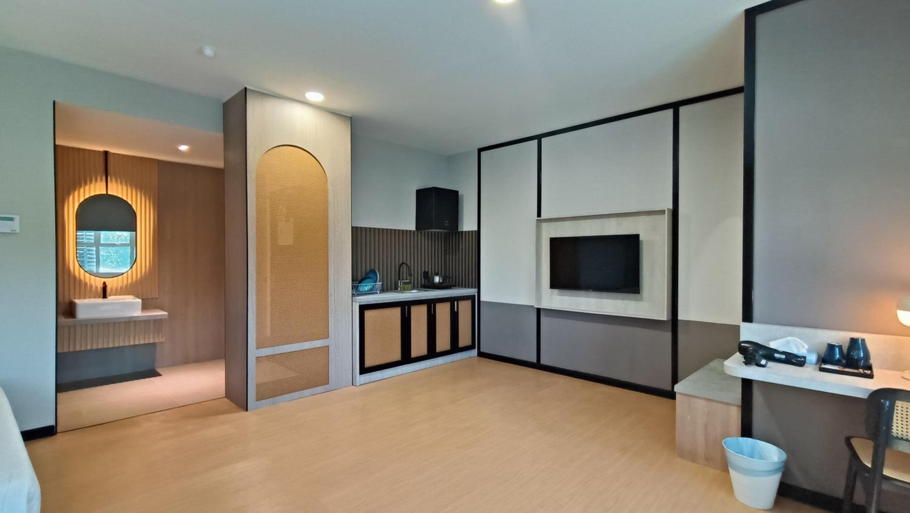Executive Suite - Photo 1