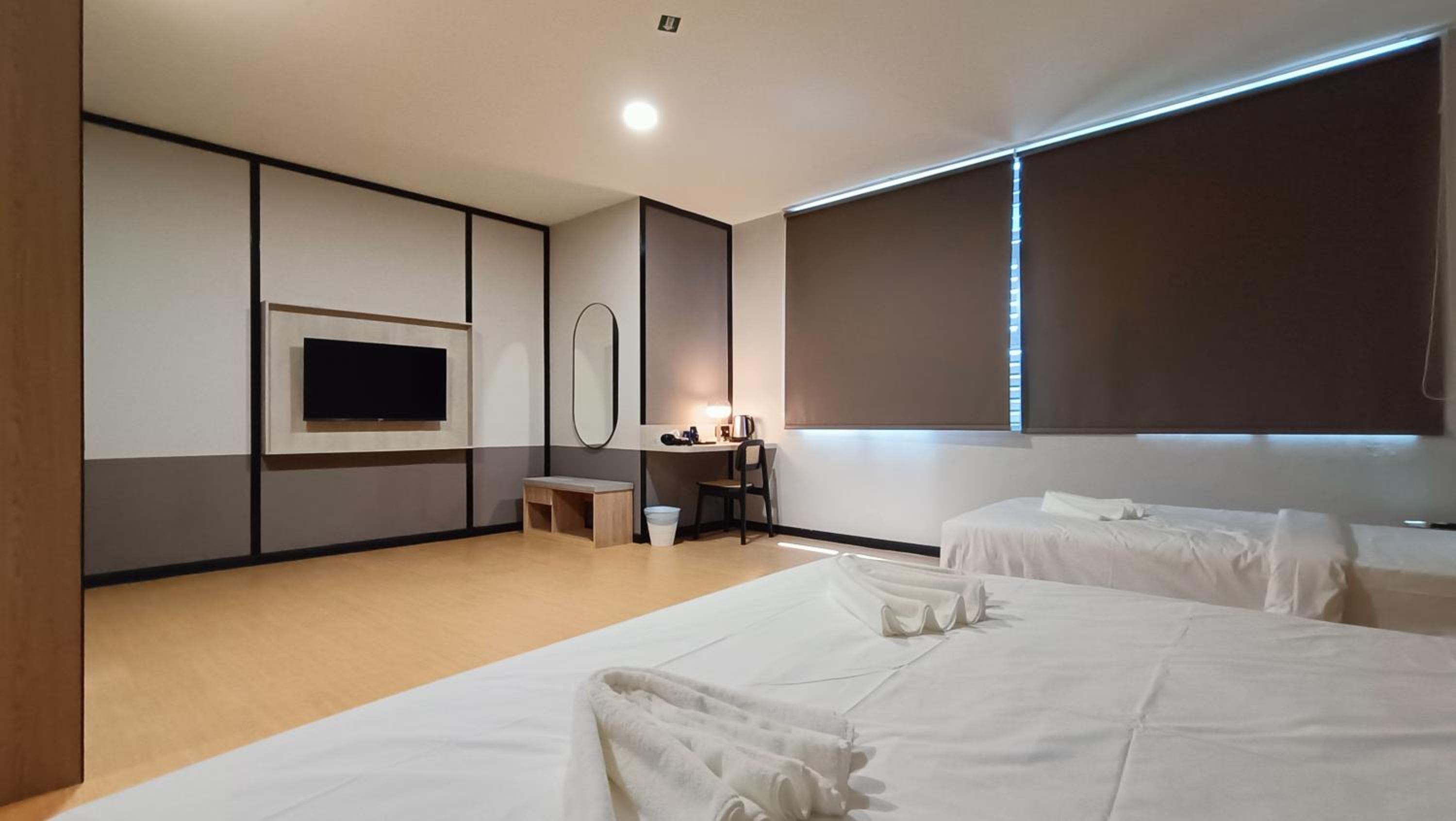 Executive Suite - Photo 29