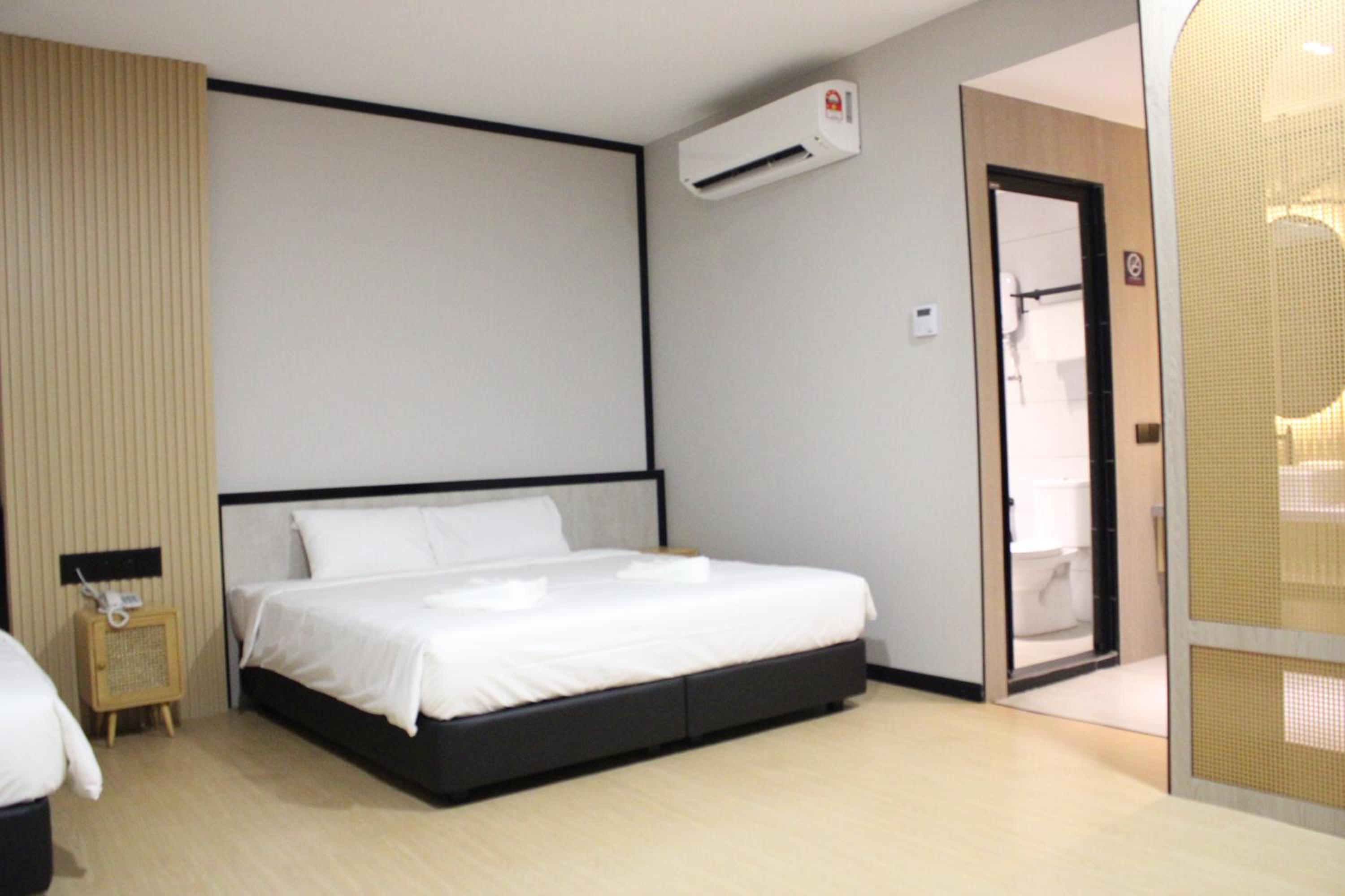 Executive Suite - Photo 22