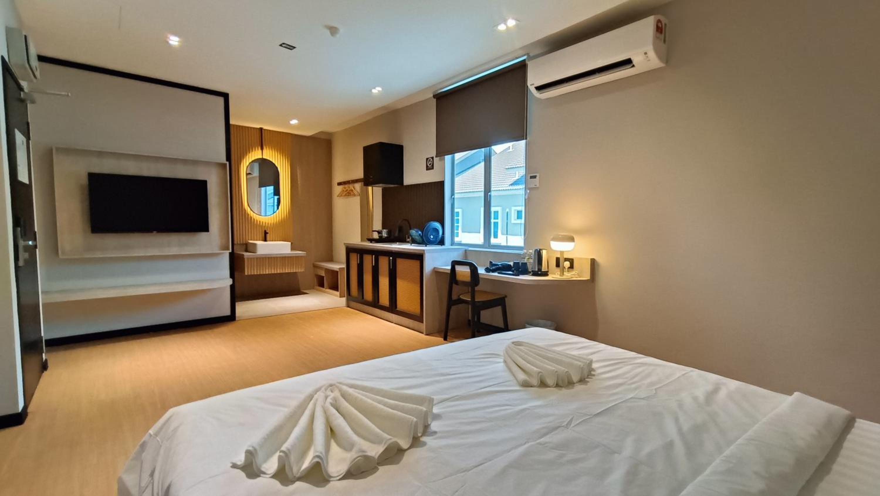 Deluxe Suite - Photo 15