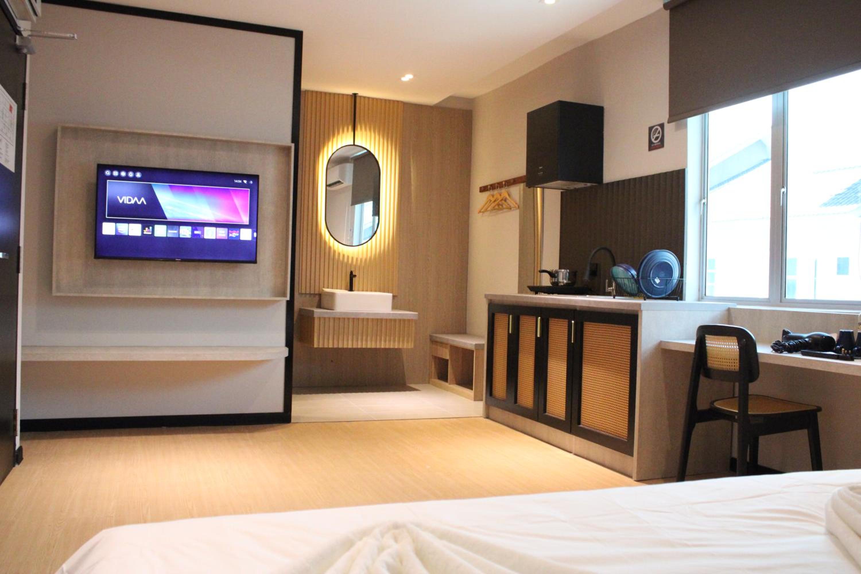 Deluxe Suite - Photo 9