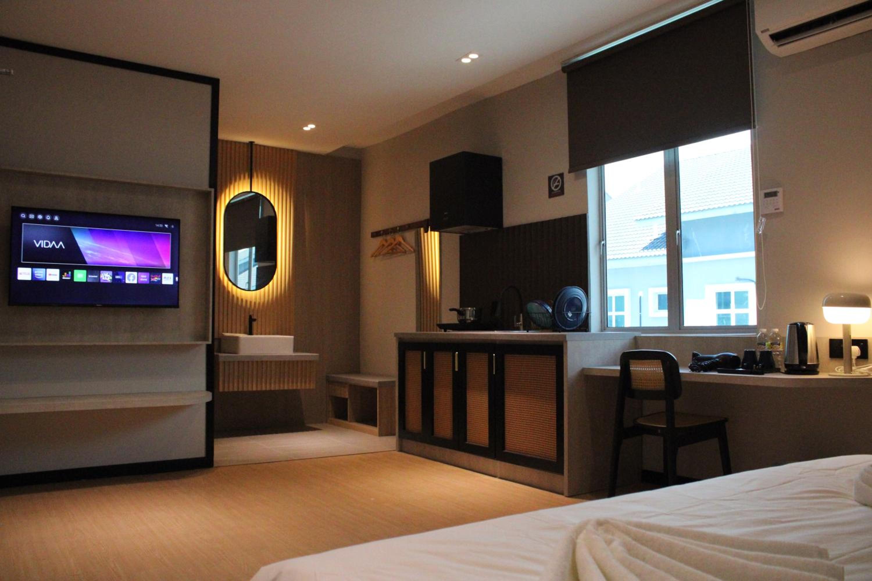 Deluxe Suite - Photo 24
