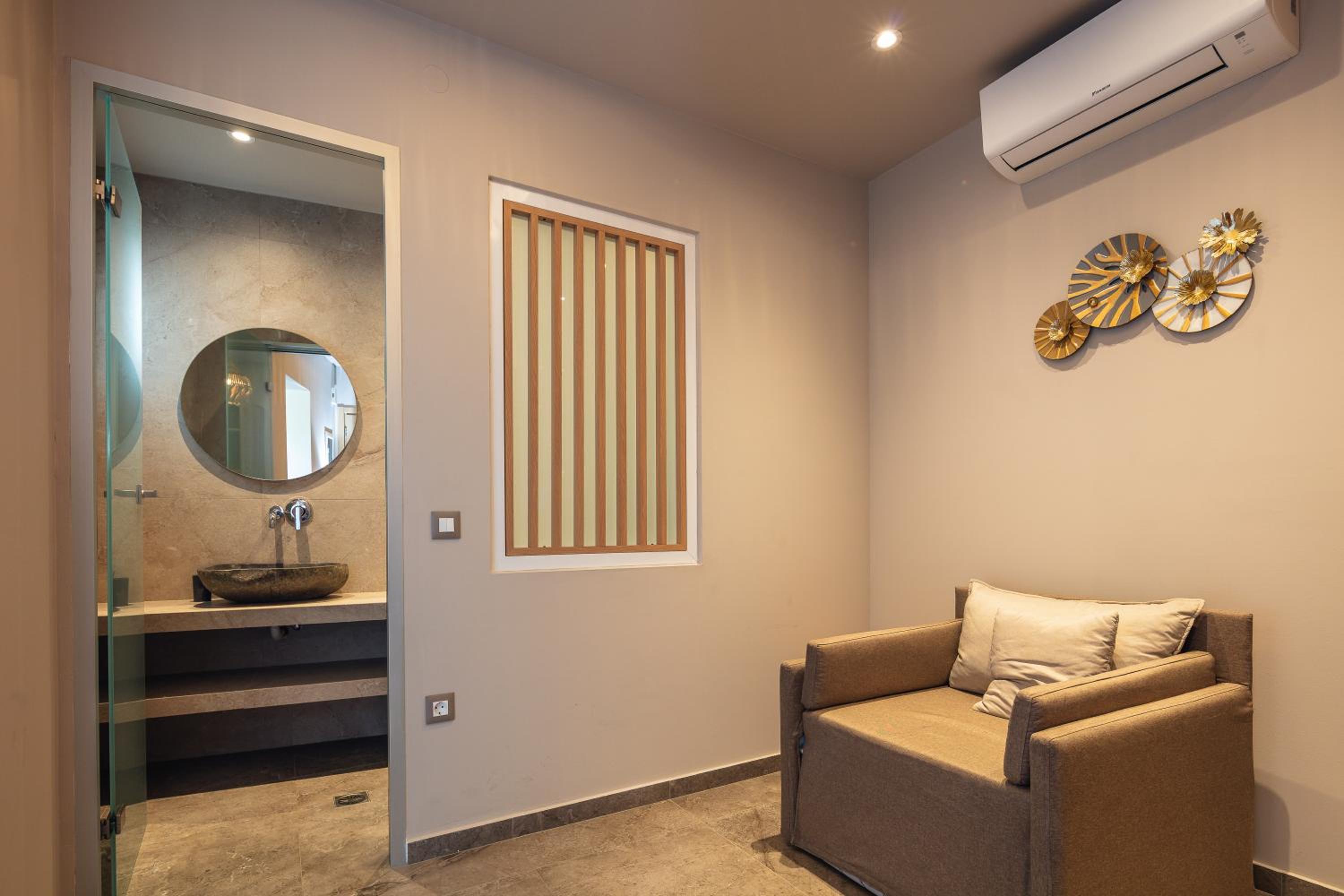 Junior Suite with Inland View - Photo 6