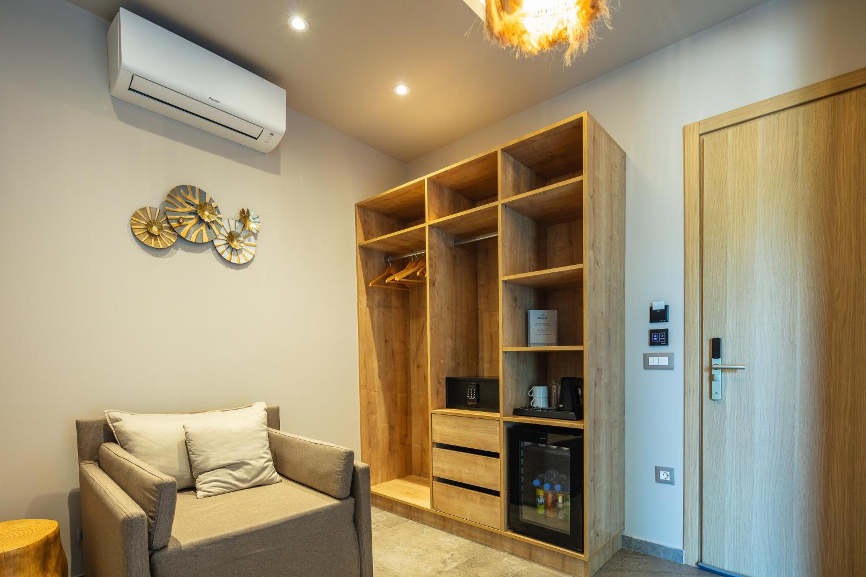 Junior Suite with Inland View - Photo 10