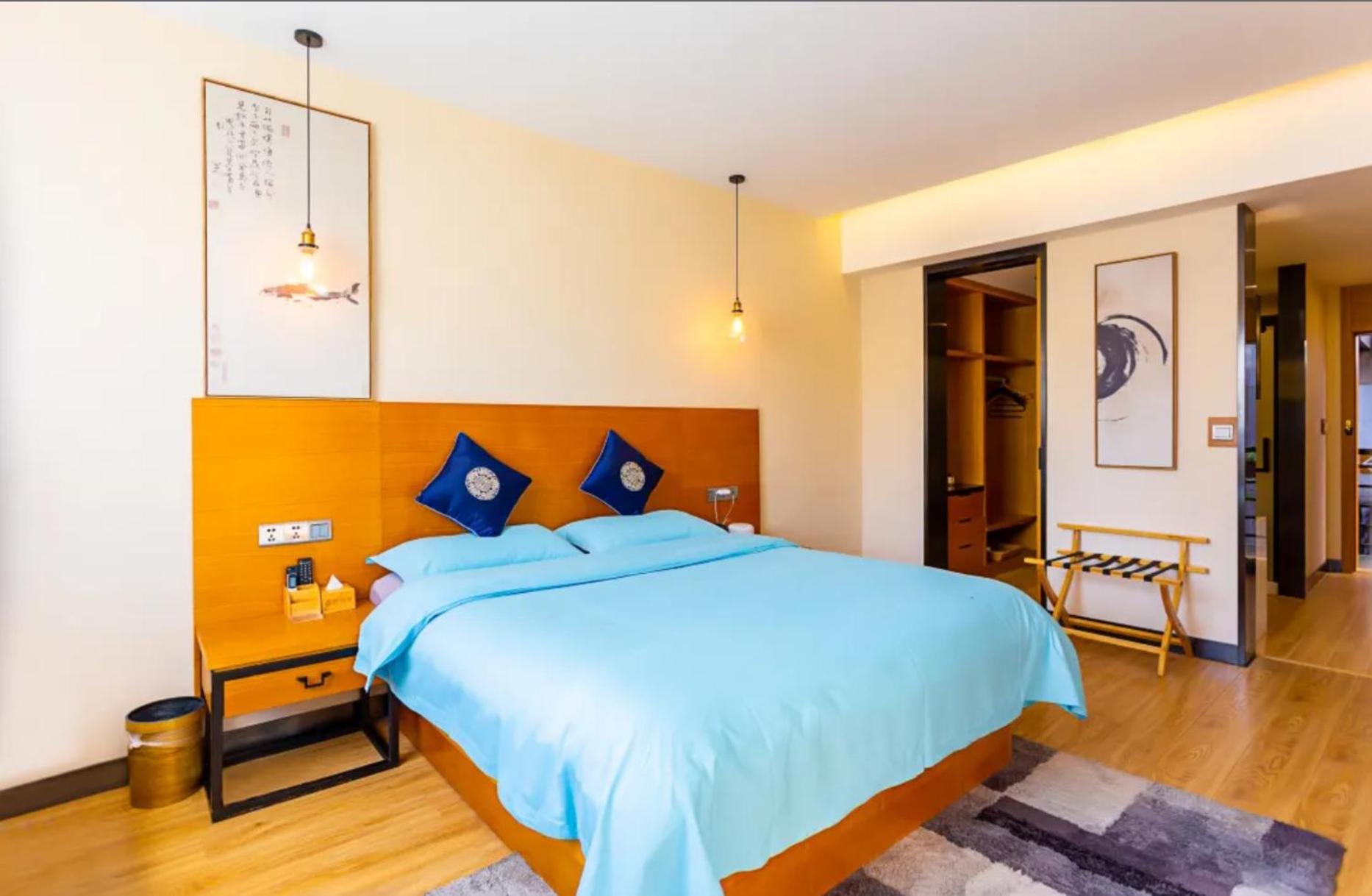 Exective Queen Room 