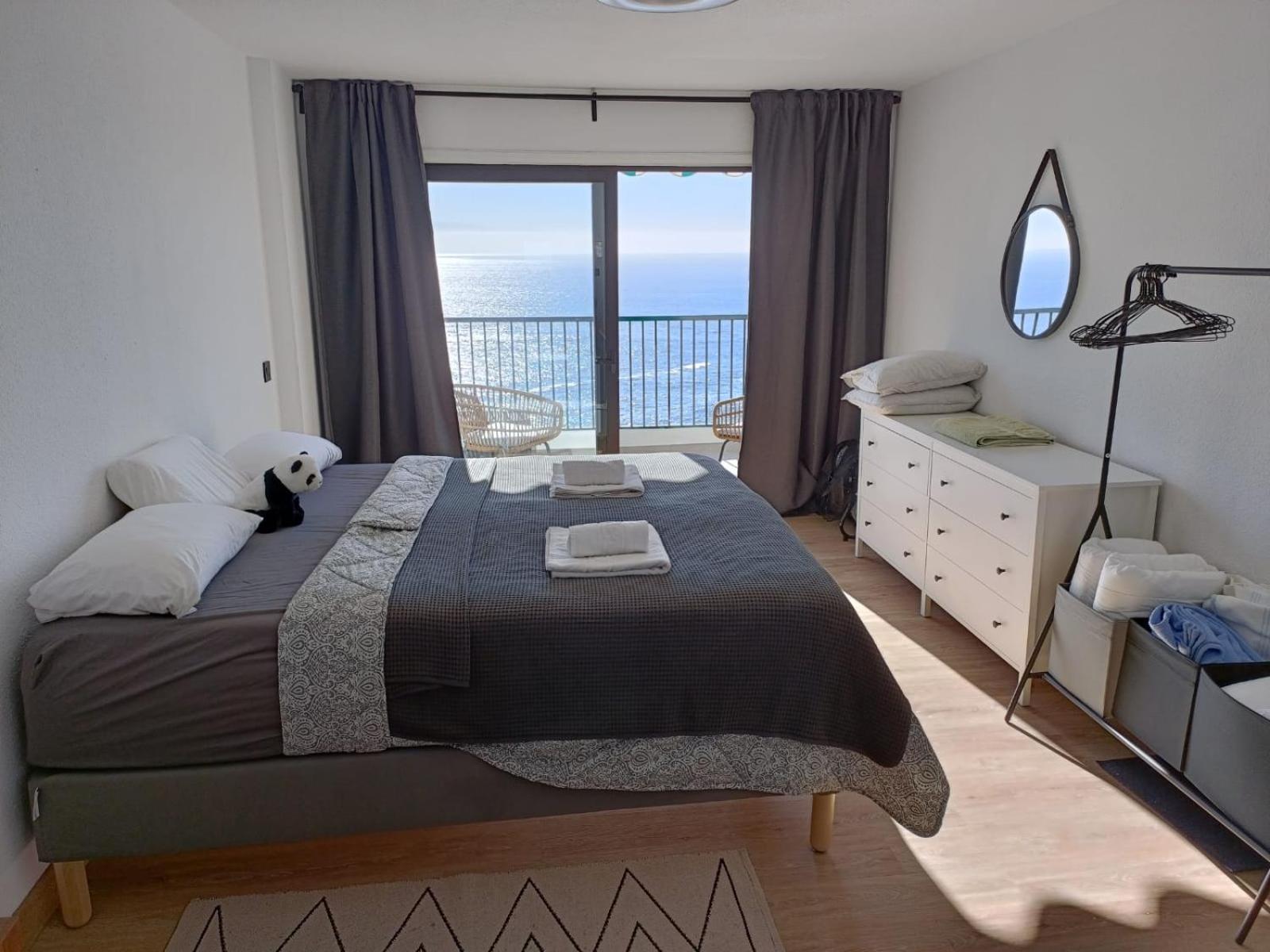 Estudio con vista al mar
