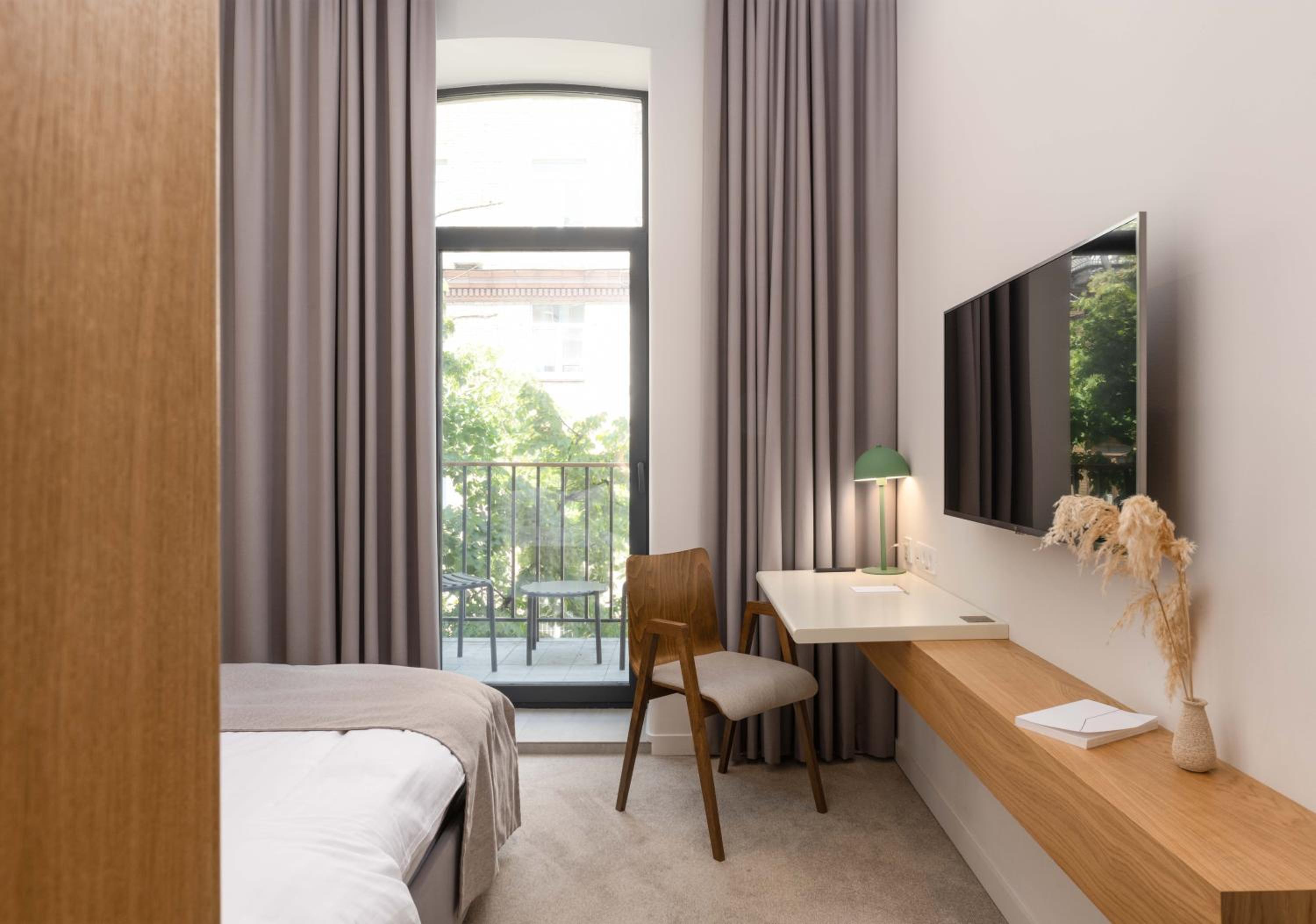 Queen Room with Balcony photo 3