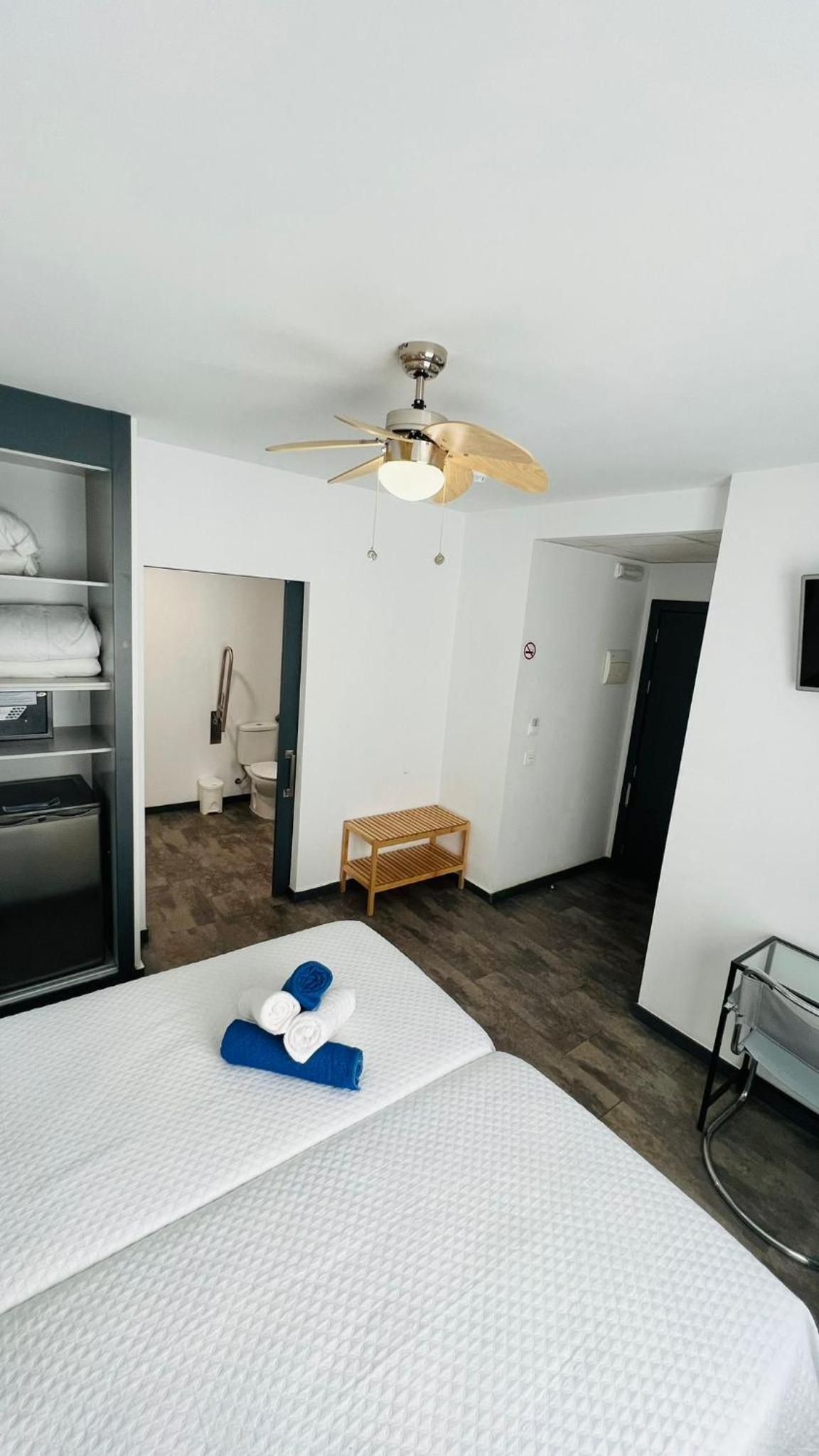 Interior twin room photo 3