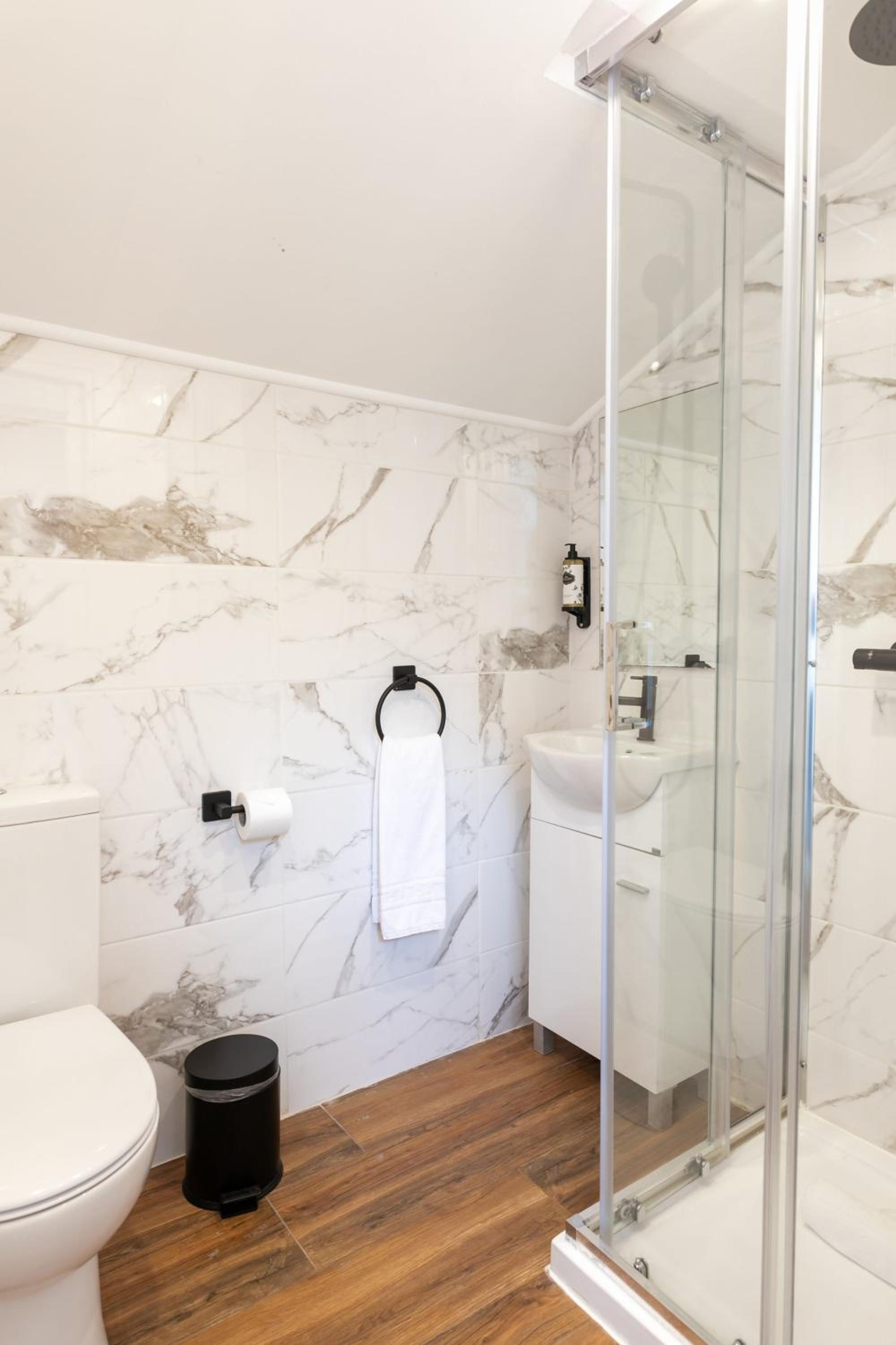 Double Room - Photo 8