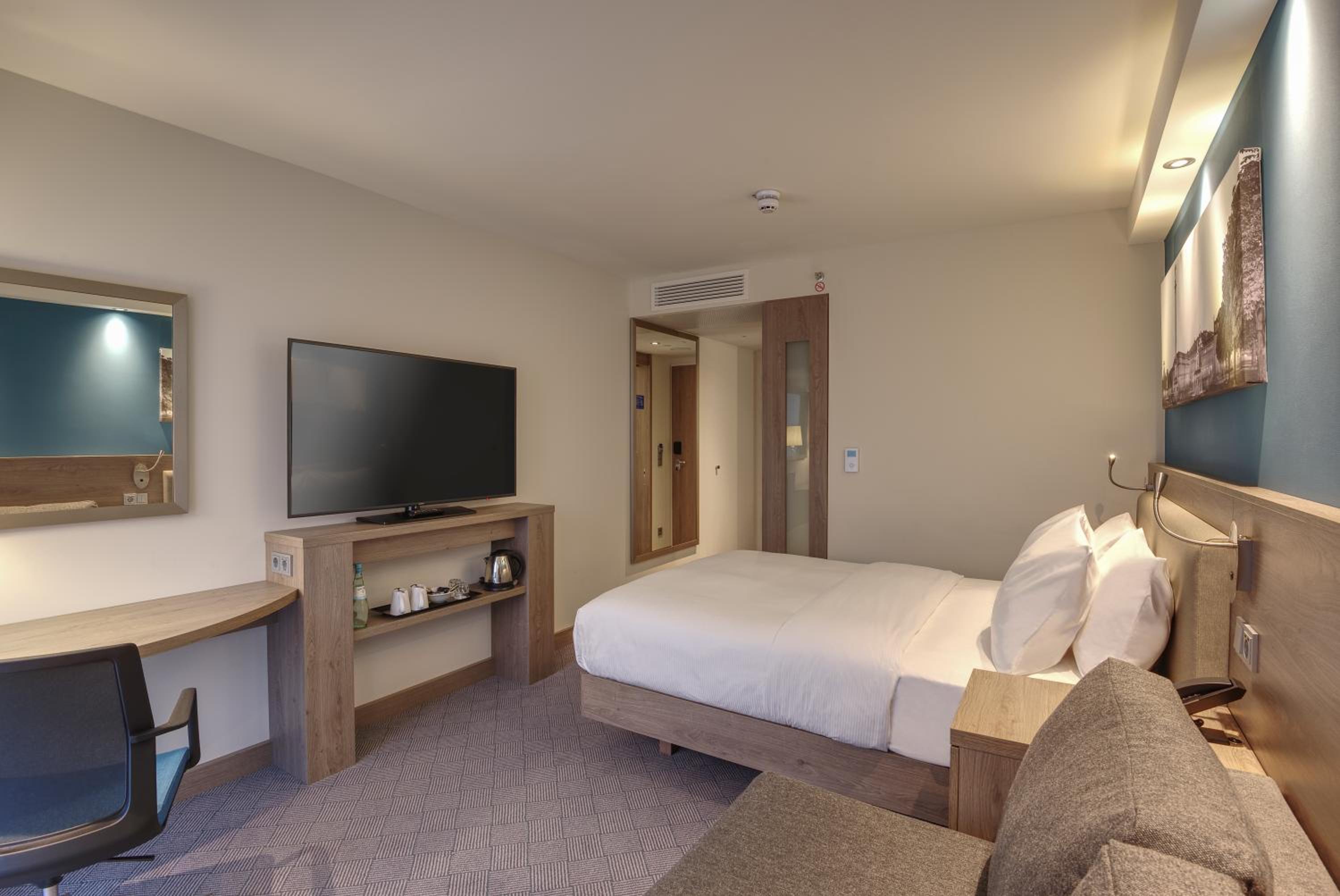 Queen Room with Sofa Bed thumbnail 5