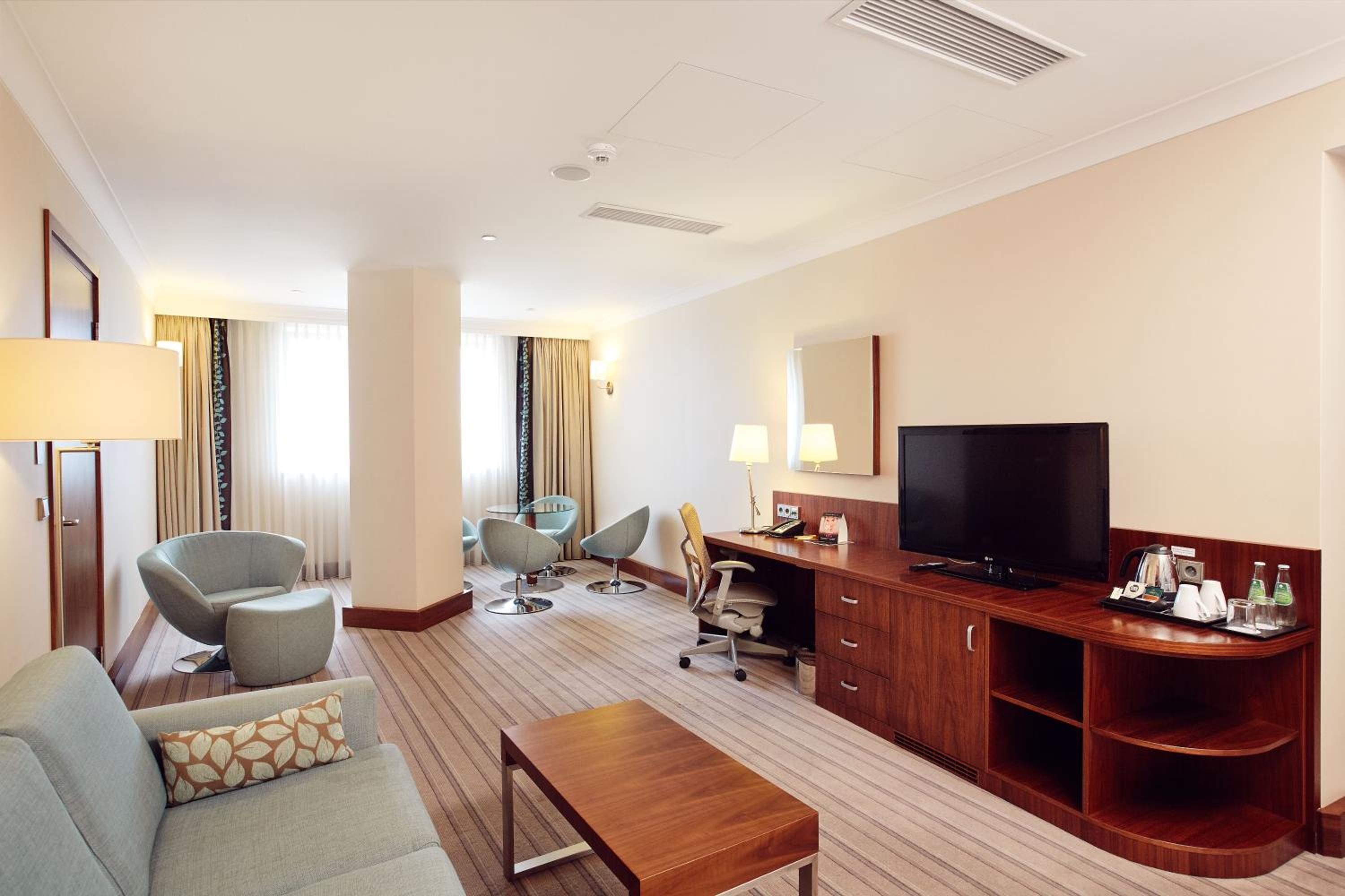 One-Bedroom King Suite - Photo 4
