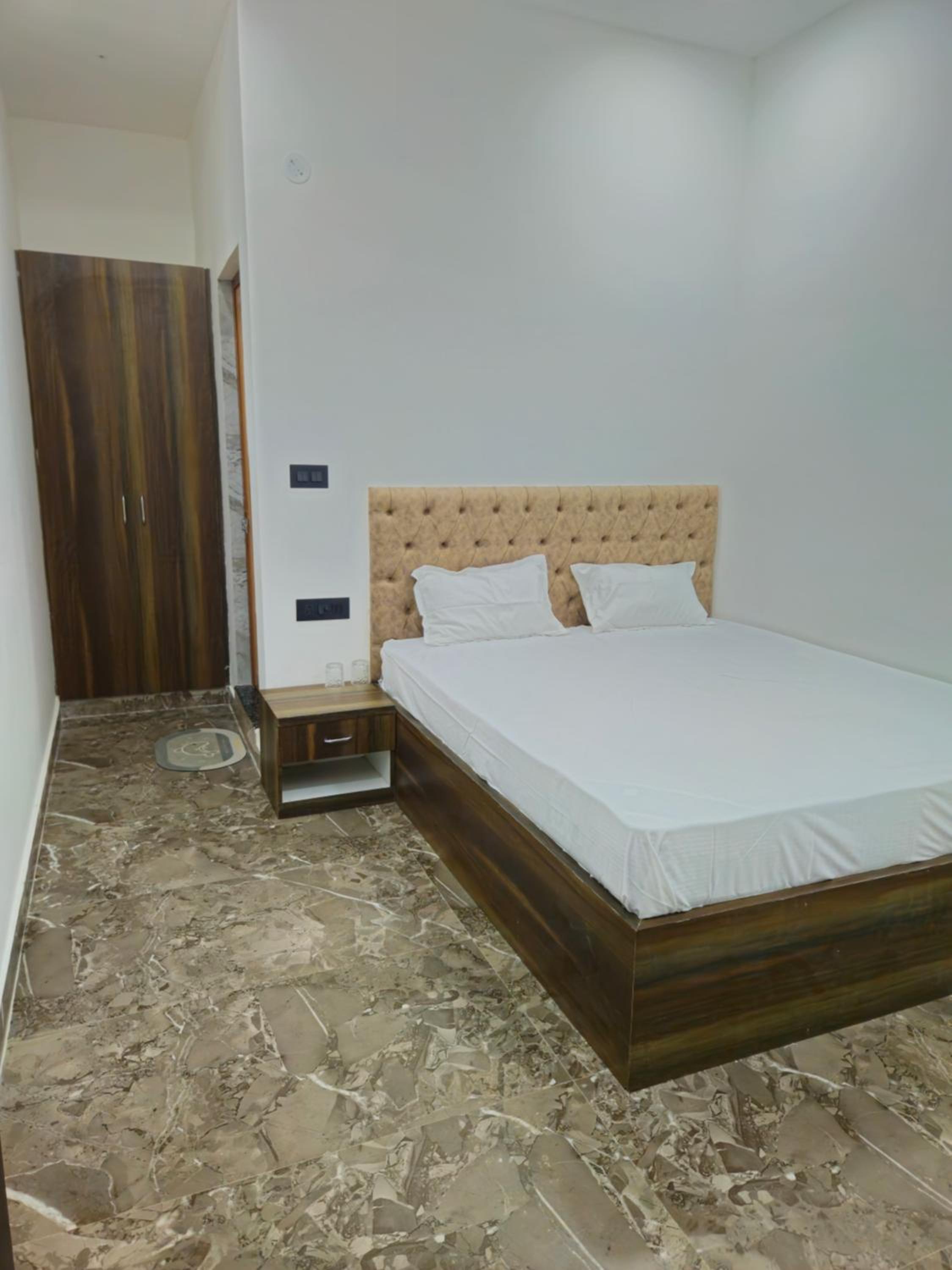 Budget Double Room photo 3