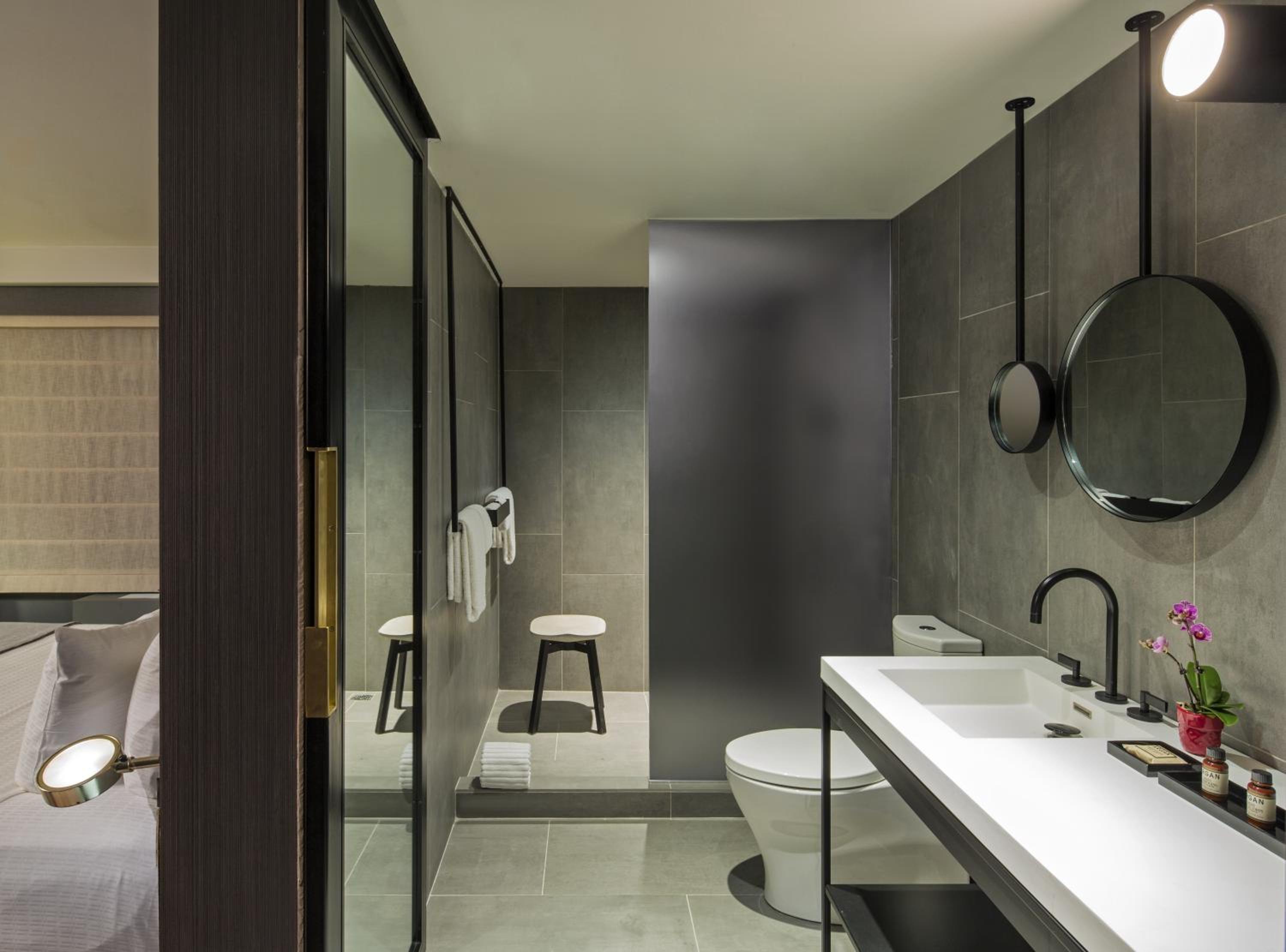 One-Bedroom Deluxe King Suite thumbnail 6