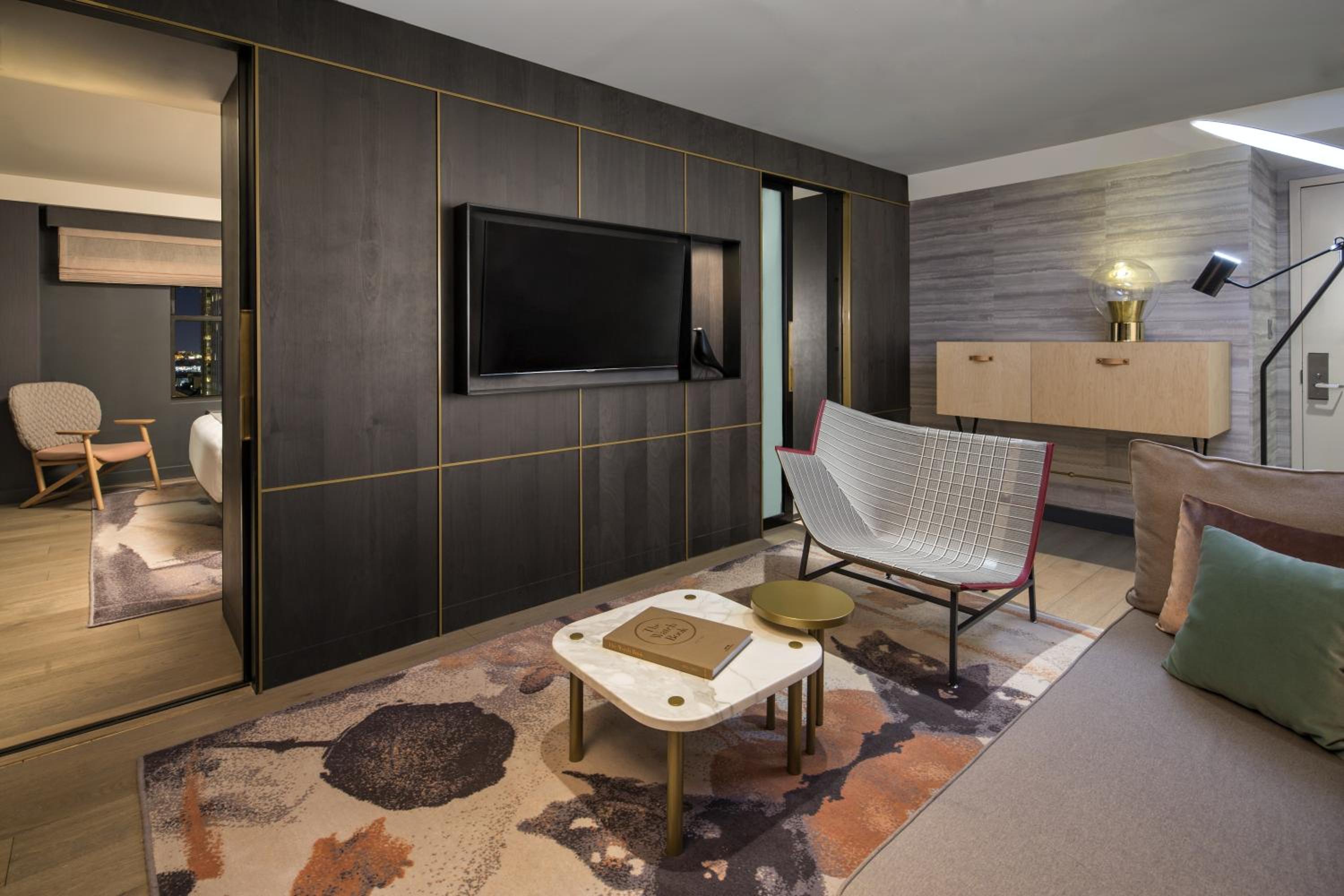 One-Bedroom Corner King Suite thumbnail 5