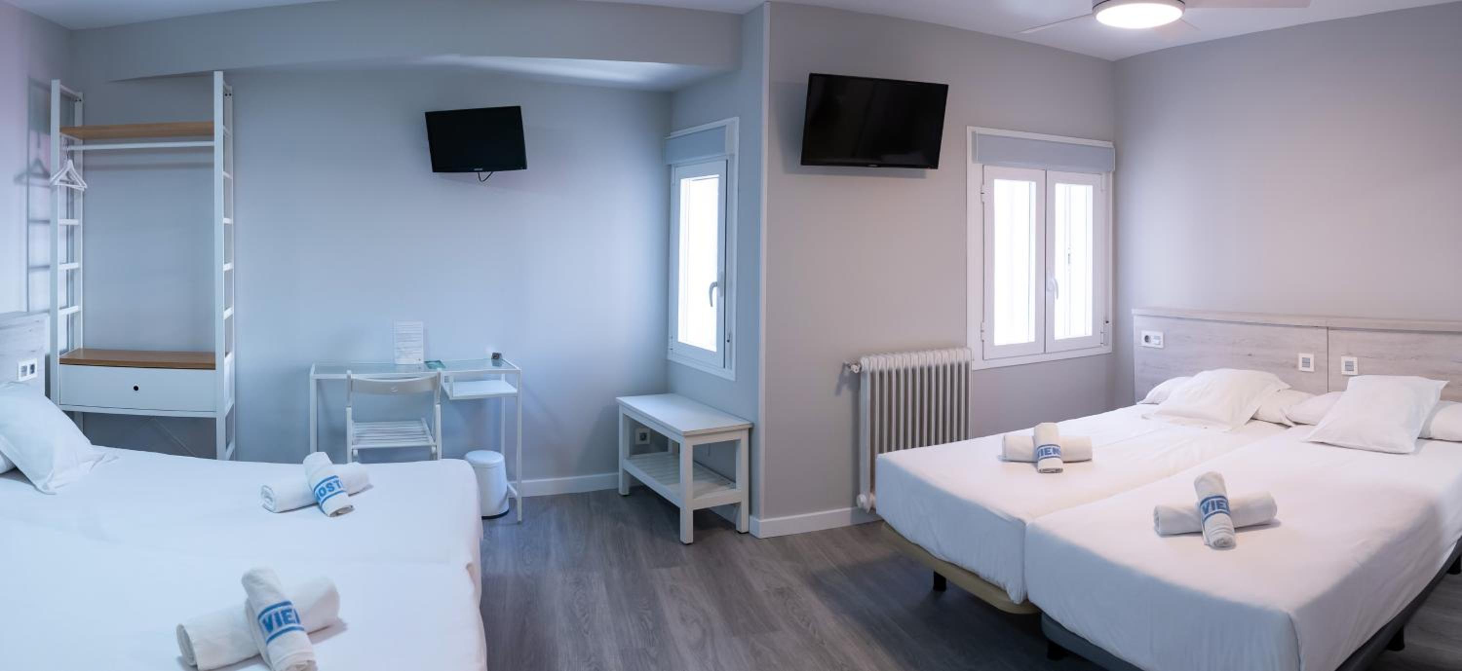 Quadruple Room with Private Bathroom - Photo 5