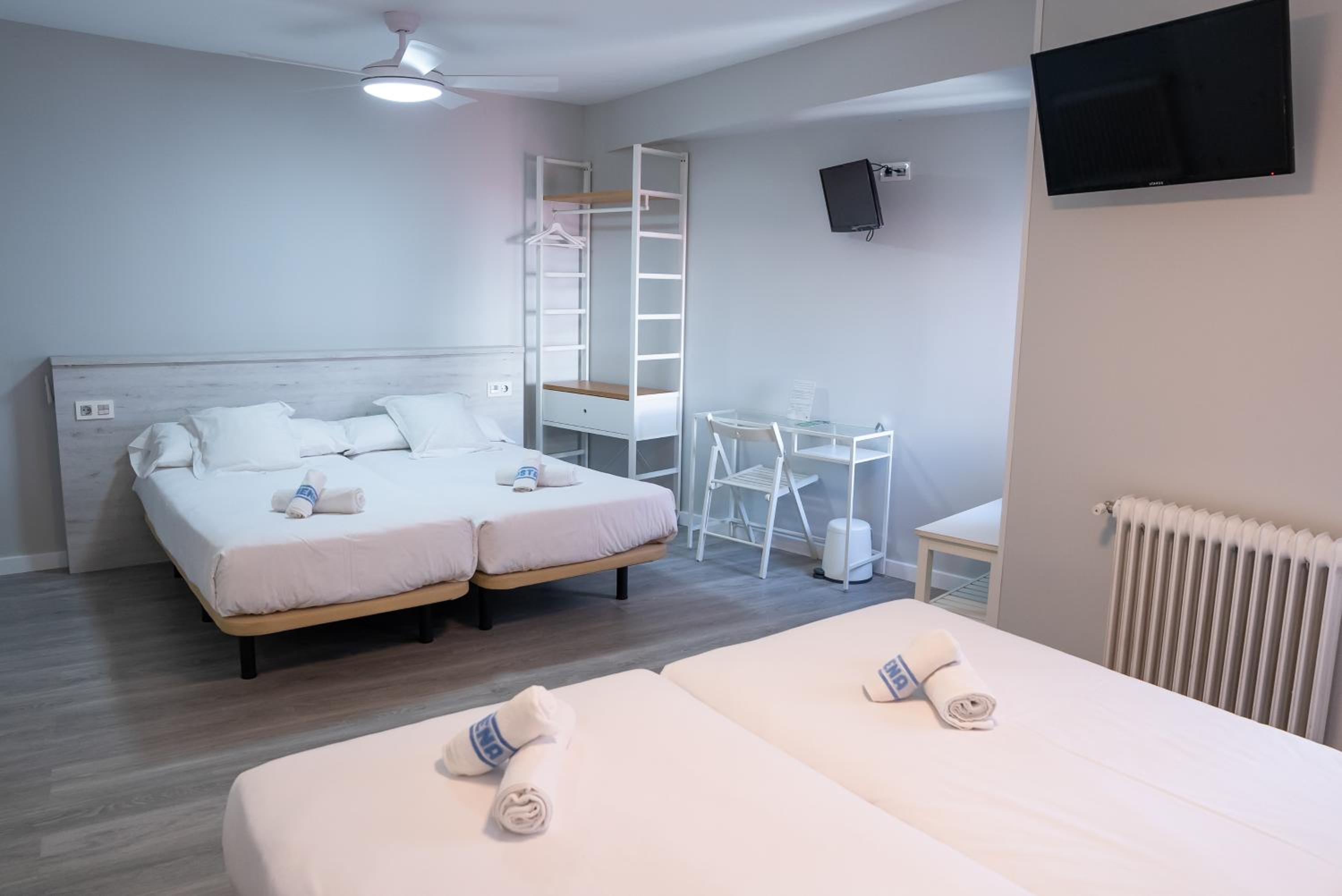 Quadruple Room with Private Bathroom - Photo 4
