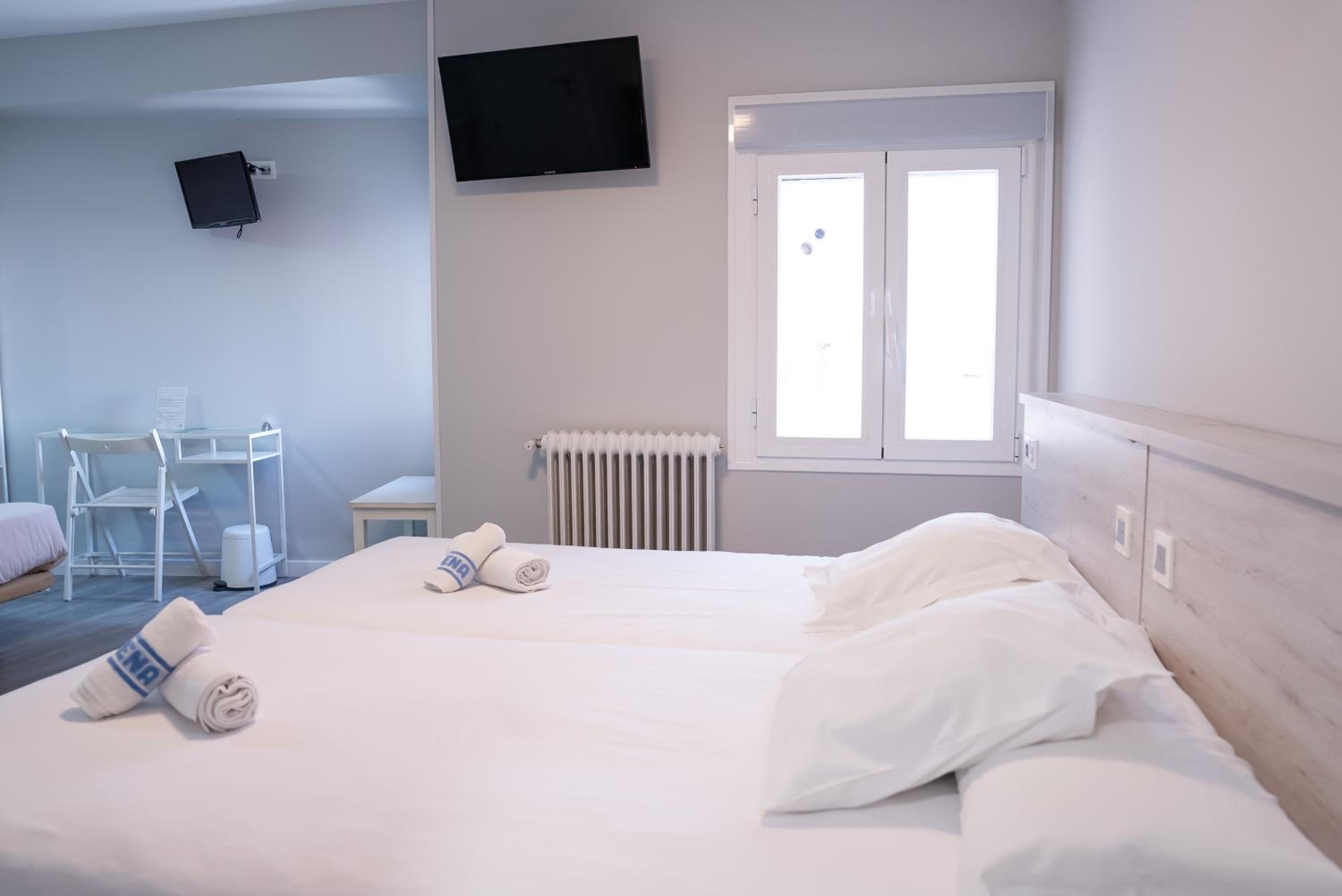 Quadruple Room with Private Bathroom - Photo 2