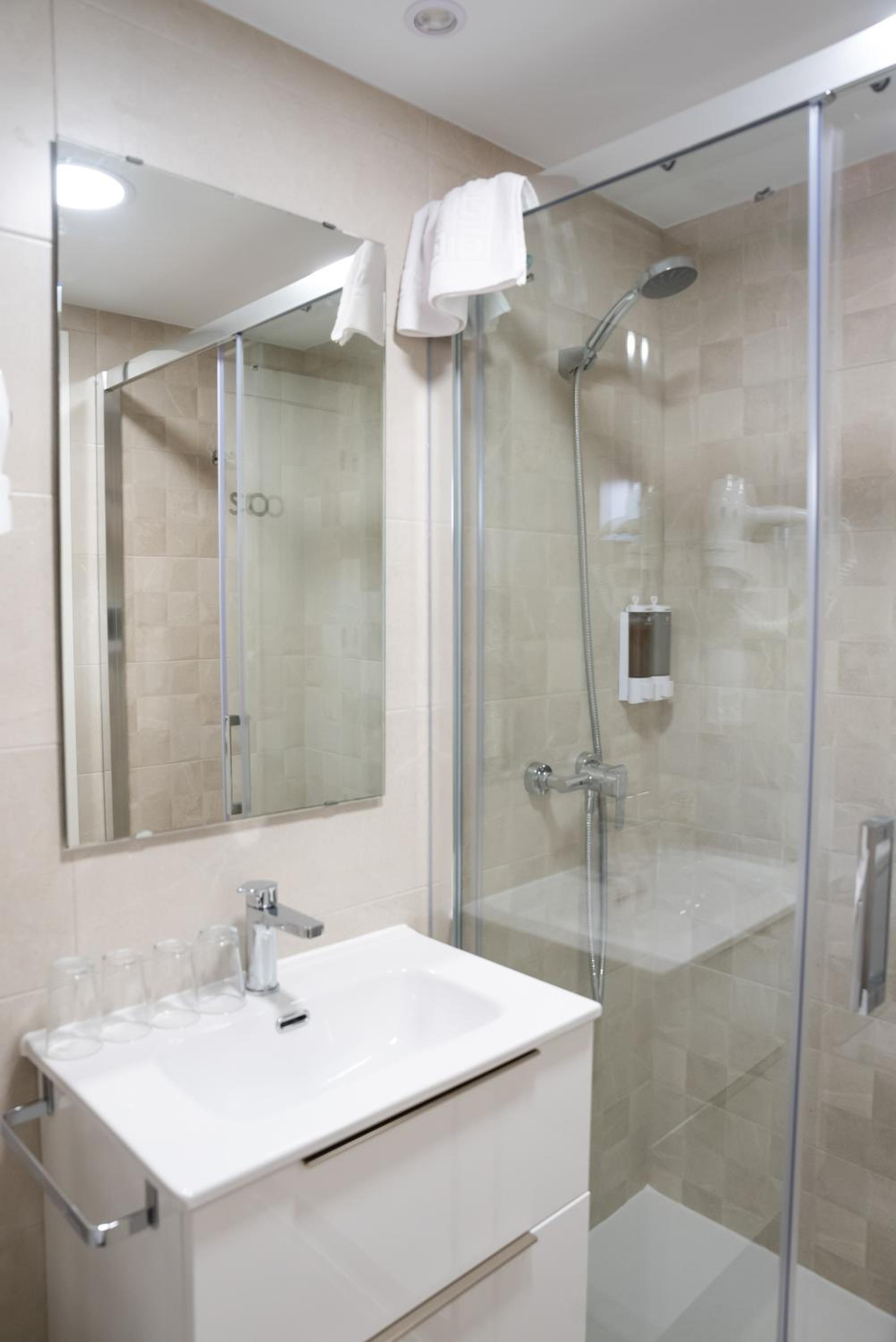 Quadruple Room with Private Bathroom - Photo 3