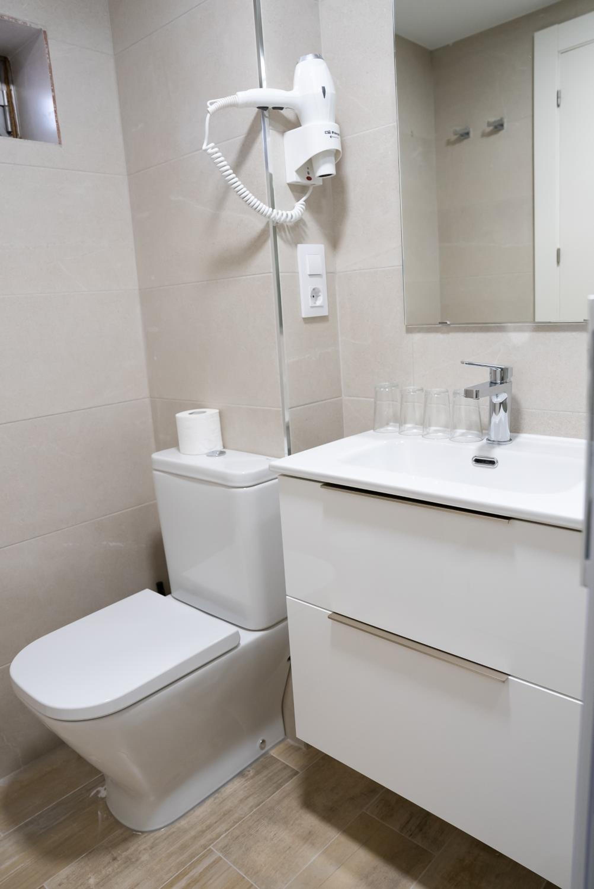 Quadruple Room with Private Bathroom - Photo 10