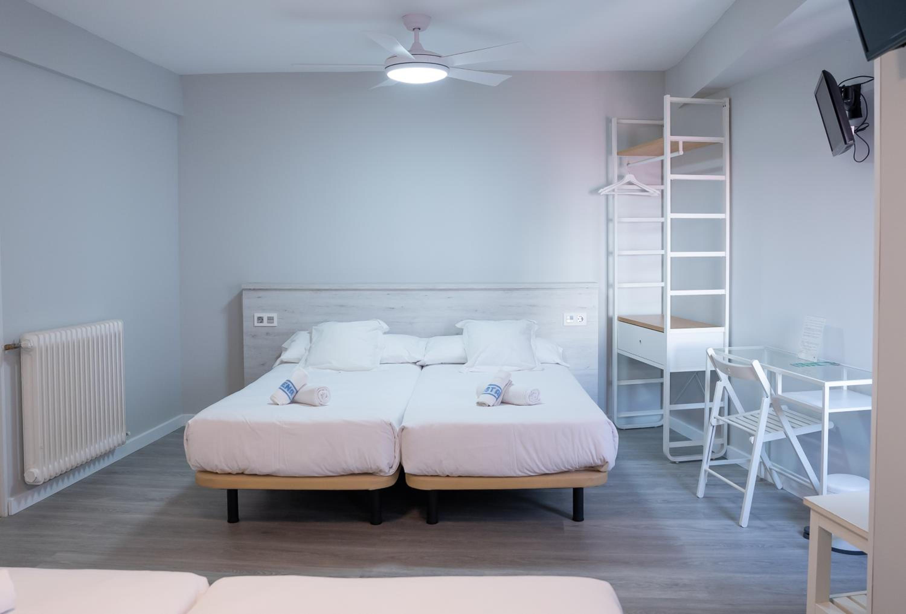 Quadruple Room with Private Bathroom - Photo 9