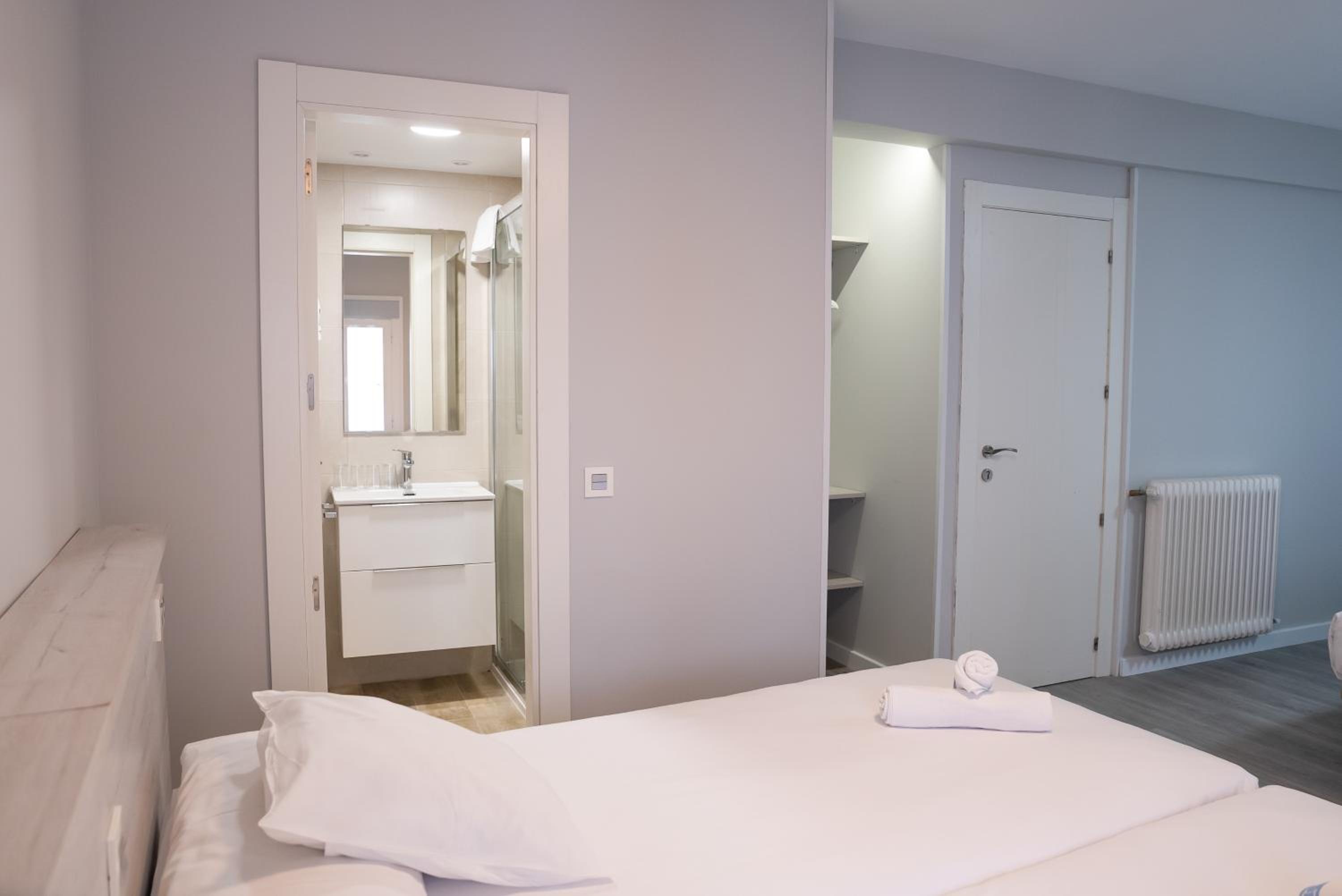 Quadruple Room with Private Bathroom - Photo 8