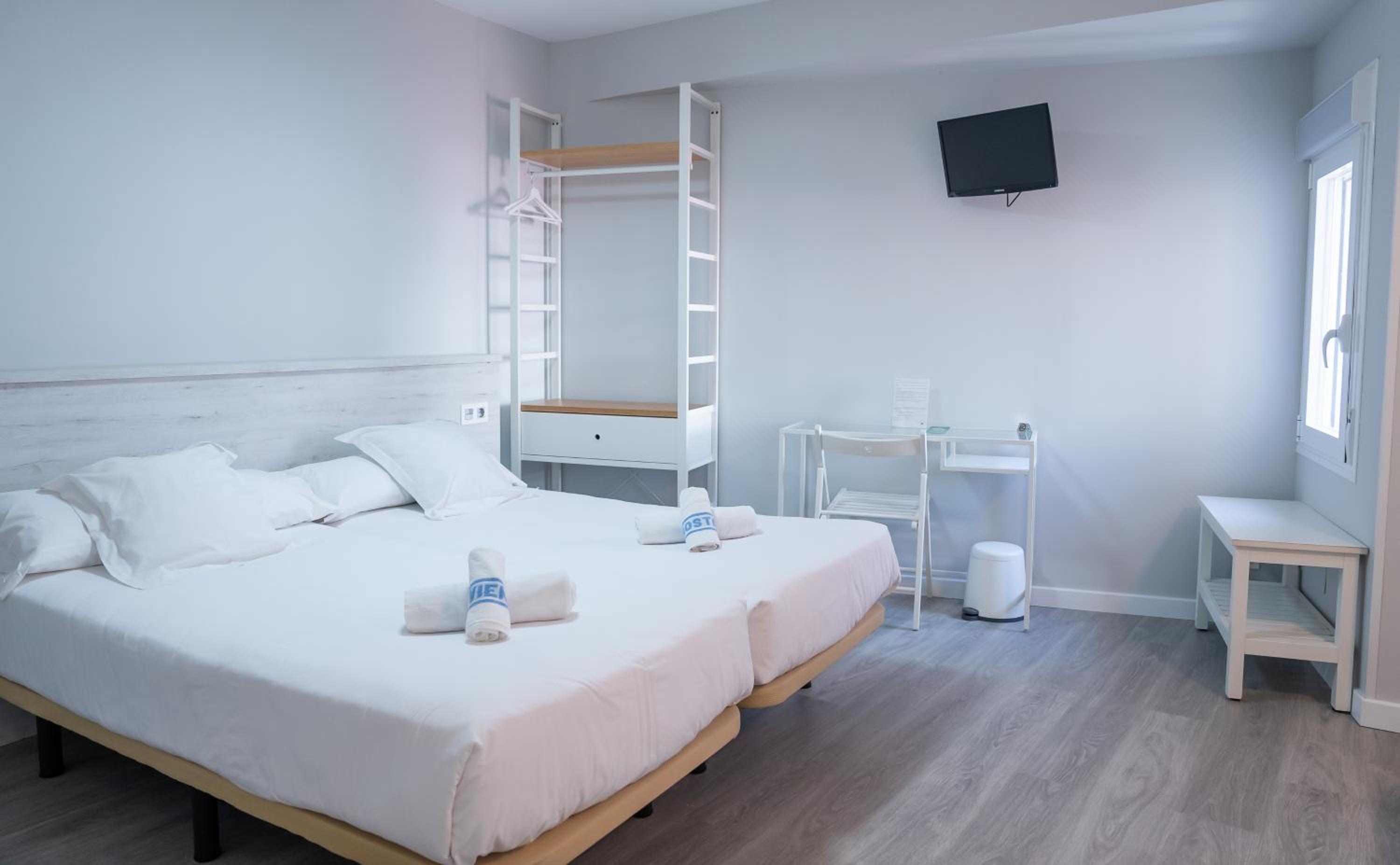 Quadruple Room with Private Bathroom - Photo 7