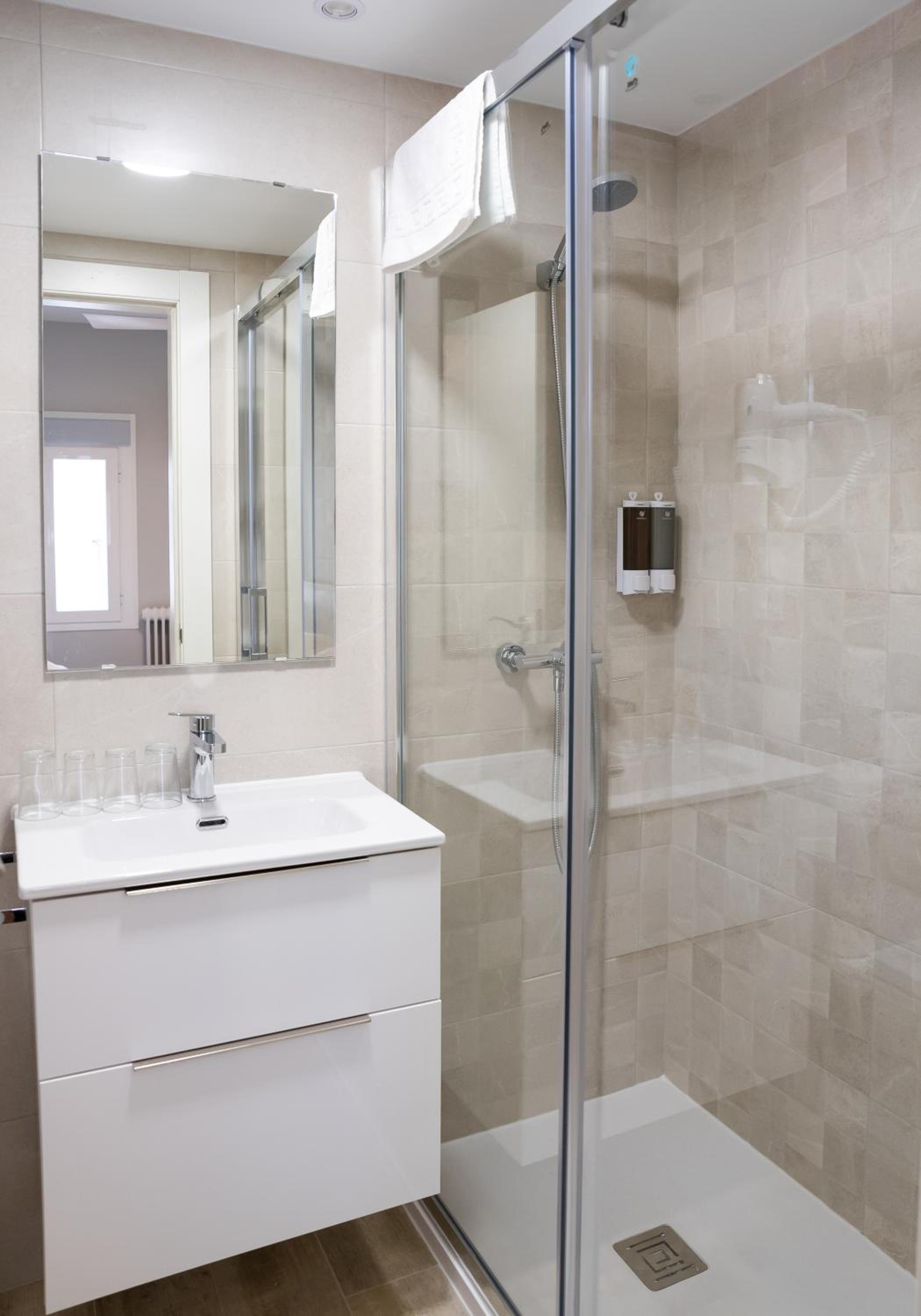 Quadruple Room with Private Bathroom - Photo 6