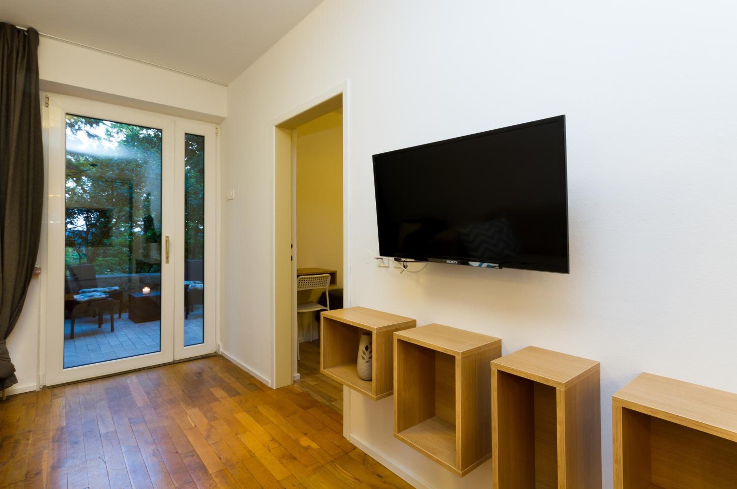 Two-Bedroom Apartment with Terrace and Garden View - Photo 3