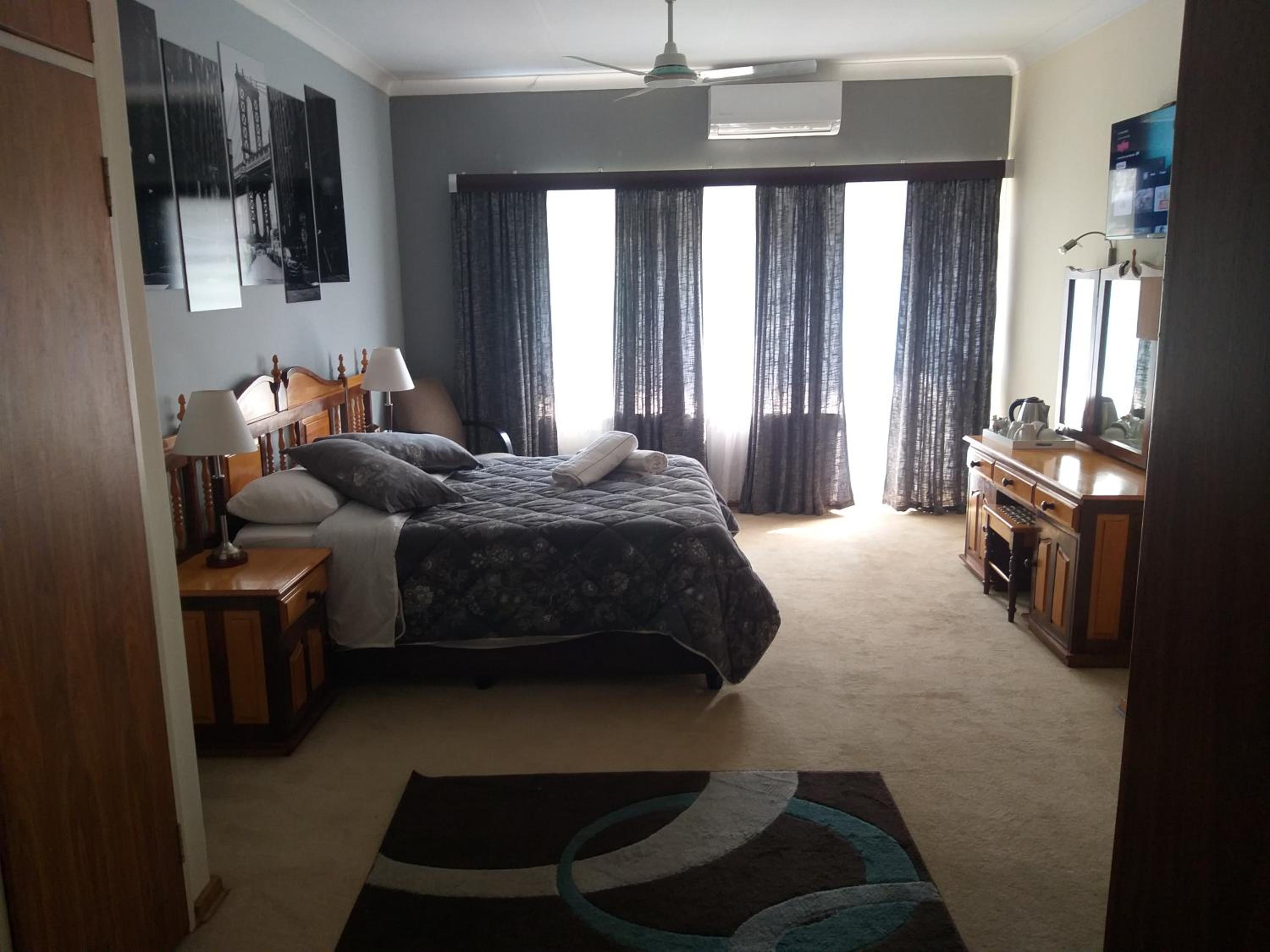 Family Room with Garden View - Photo 4